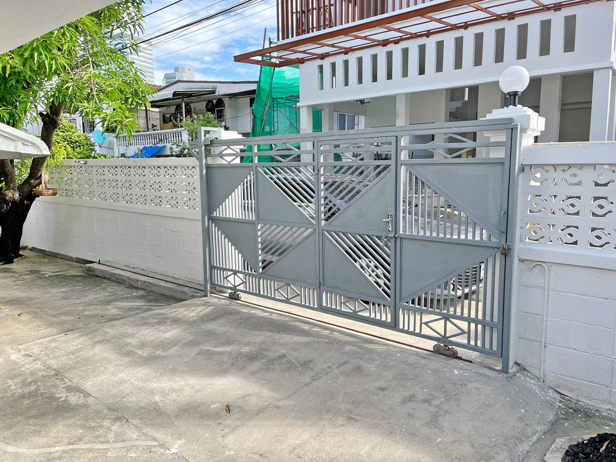 For RentHouseRatchadapisek, Huaikwang, Suttisan : HK0594😊 For RENT Single house for rent, 2 floors, 3 bedrooms, near MRT Huai Khwang, Huai Khwang Huai Khwang🔔House area: 56 sq m.🔔Usable area: 180 sq m.💲Rent: 120,000฿📞O99-5919653,O65-9423251✅LineID:@sureresidence