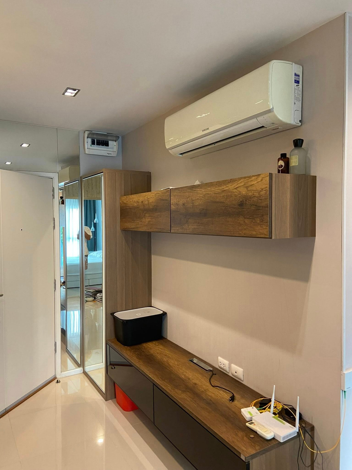 For RentCondoRama9, Petchburi, RCA : Only 16k/month - Aspire Rama9, large room 40 Sq.m. - separate kitchen with balcony The room is well decorated with SB Furniture because the owner used to live in it himself. Fully Furnished