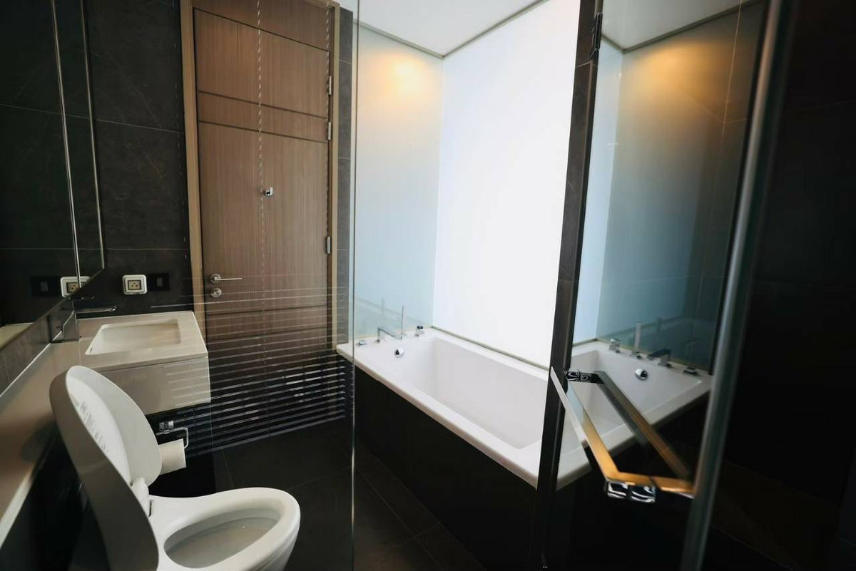 For RentCondoRama9, Petchburi, RCA : Condo The Esse at Singha Complex, convenient travel, close to the MRT, has a shuttle, beautiful room, fully furnished, ready to move in!!