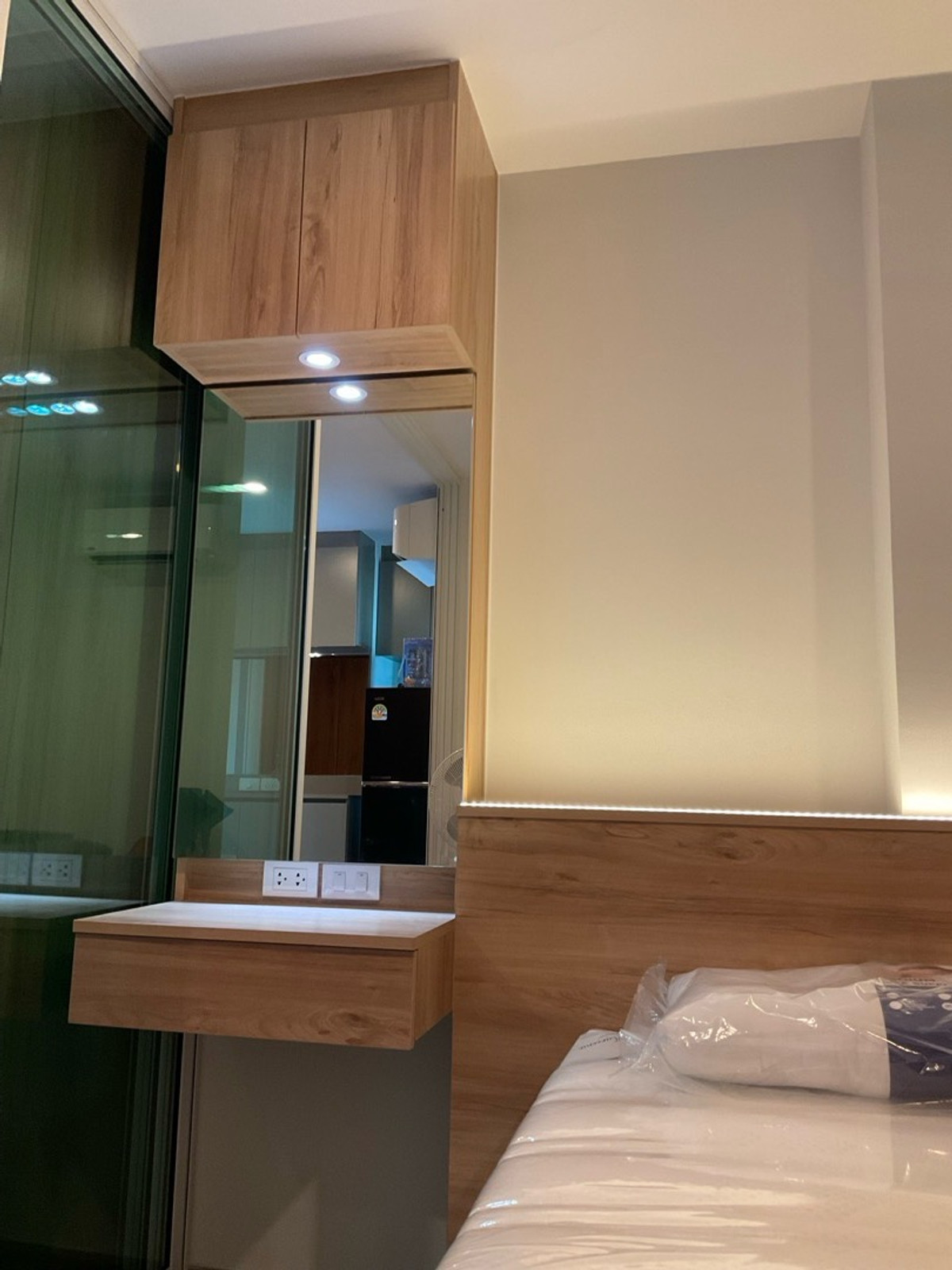 For RentCondoBangna, Bearing, Lasalle : For rent Building C, 17th floor, 1 year contract, rent 10,000 baht per month, call 0982492898line id 982592898