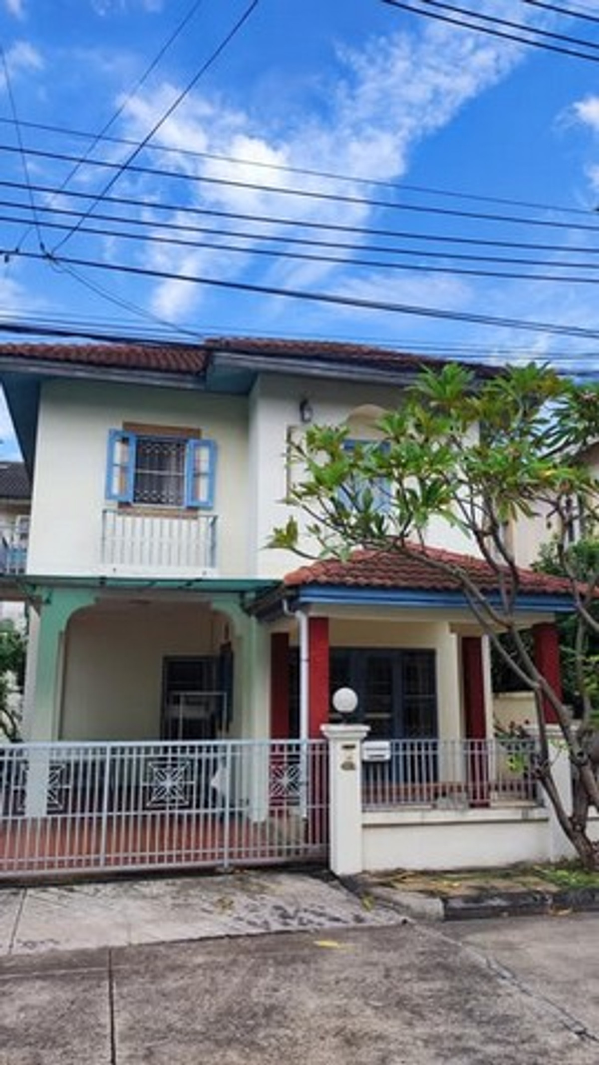 For RentHouseKasetsart, Ratchayothin : HR3167 Single house for rent, prime location. Kaset-Nawamin / along Ekamai-Ramindra Expressway, furniture + complete electrical appliances. Ready to move in in early February 2026.