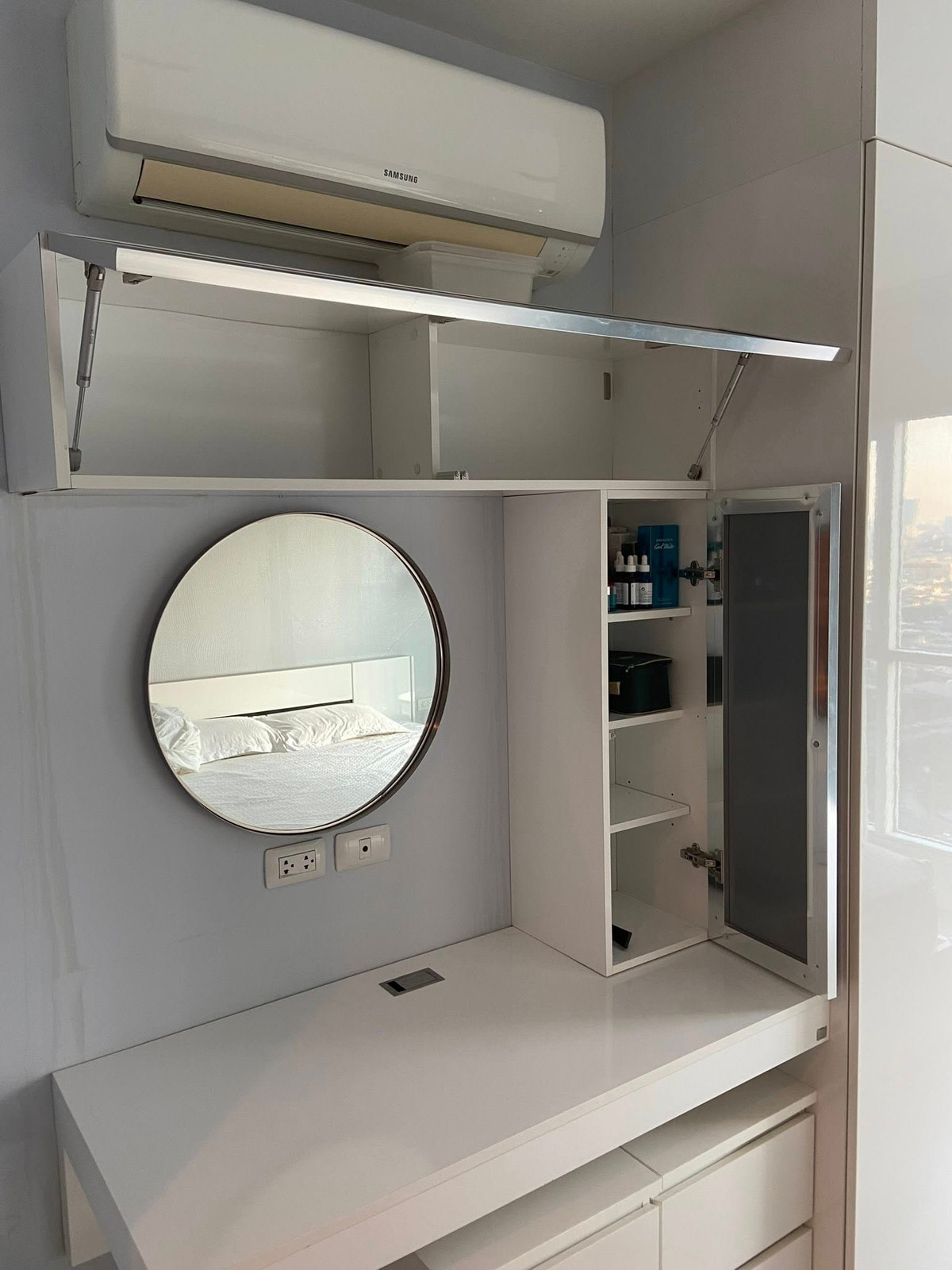 For RentCondoRama9, Petchburi, RCA : Only 16k/month - Aspire Rama9, large room 40 Sq.m. - separate kitchen with balcony The room is well decorated with SB Furniture because the owner used to live in it himself. Fully Furnished