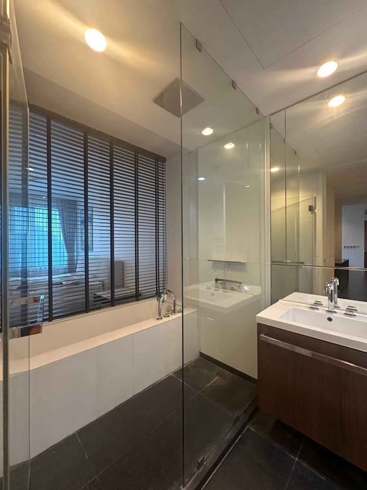 For RentCondoWitthayu, Chidlom, Langsuan, Ploenchit : Condo 185 Rajadamri, convenient travel, near BTS, there is a shuttle, beautiful room, fully furnished, ready to move in.