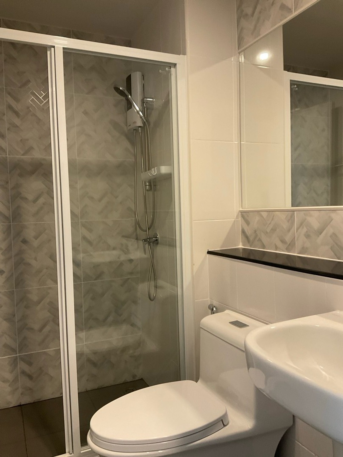 For RentCondoBangna, Bearing, Lasalle : For rent Building C, 17th floor, 1 year contract, rent 10,000 baht per month, call 0982492898line id 982592898