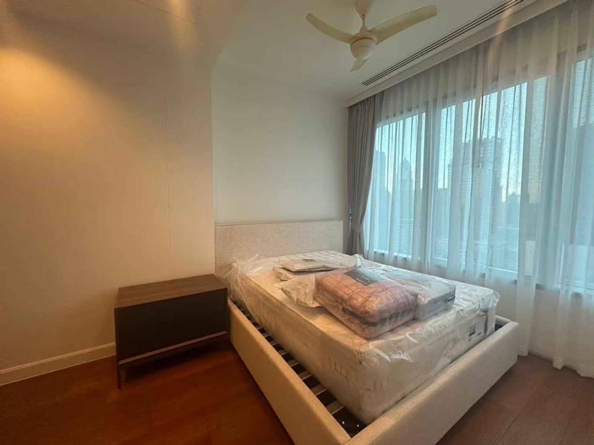 For RentCondoWitthayu, Chidlom, Langsuan, Ploenchit : Condo 185 Rajadamri, convenient travel, near BTS, there is a shuttle, beautiful room, fully furnished, ready to move in.