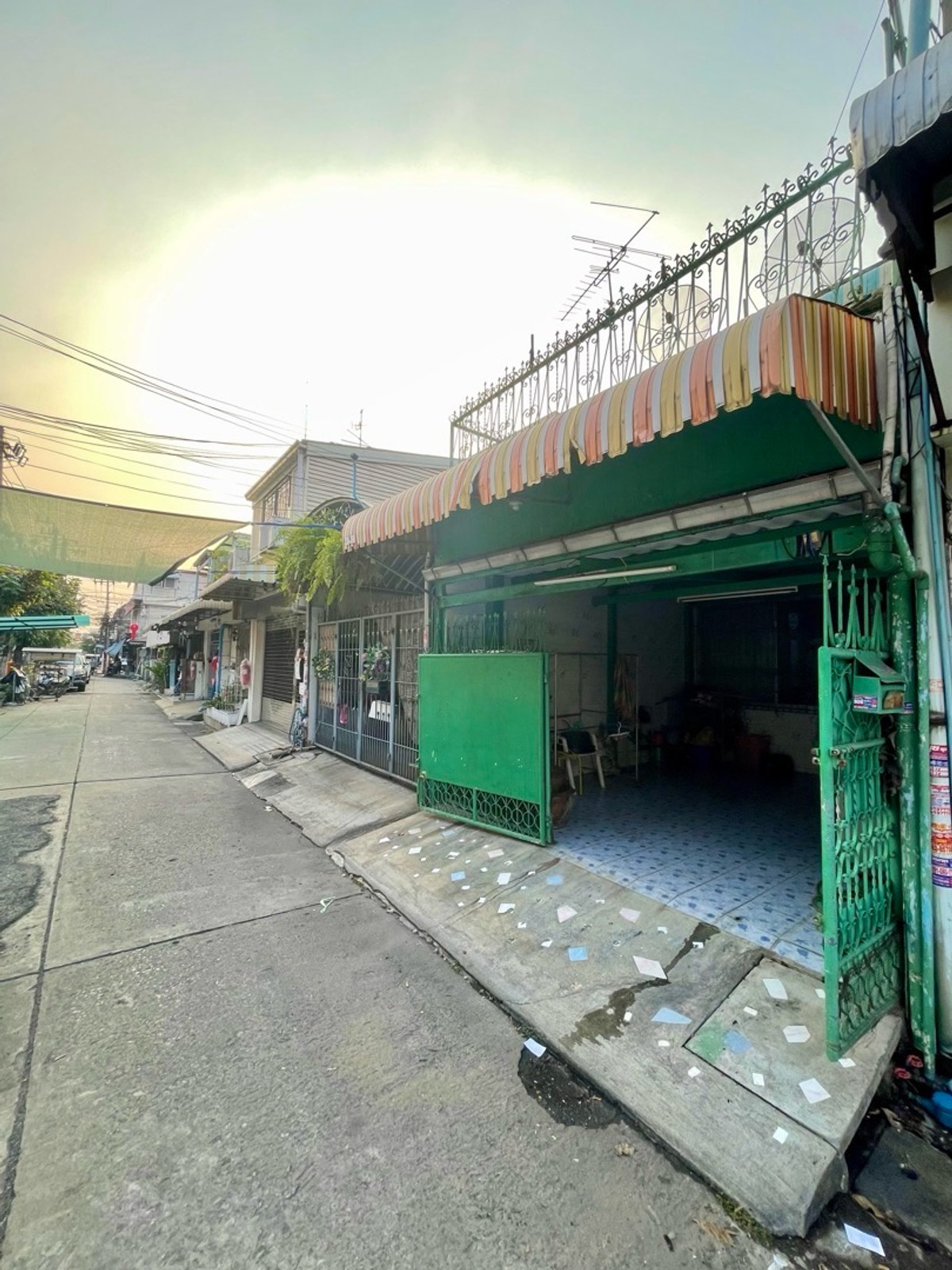 ขายทาวน์โฮมวิภาวดี ดอนเมือง หลักสี่ : ขายทาวน์เฮ้าส์2ชั้น ติดถนนในซอยวิภาวดี64 พท.18 ตรว. 2นอน2น้ำ ใกล้ตลาดสด, 7-11 ,เข้าออกได้หลายทาง เหมาะอยู่อาศัย/ค้าขายได้