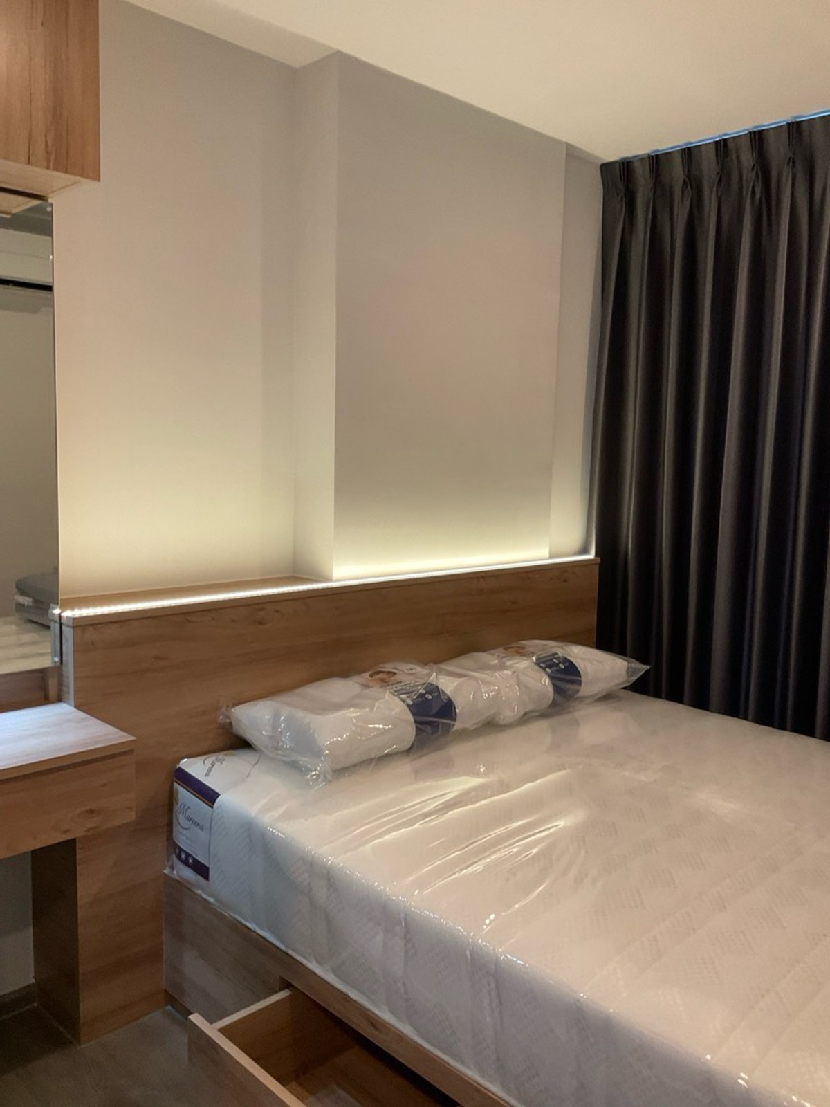 For RentCondoBangna, Bearing, Lasalle : For rent Building C, 17th floor, 1 year contract, rent 10,000 baht per month, call 0982492898line id 982592898