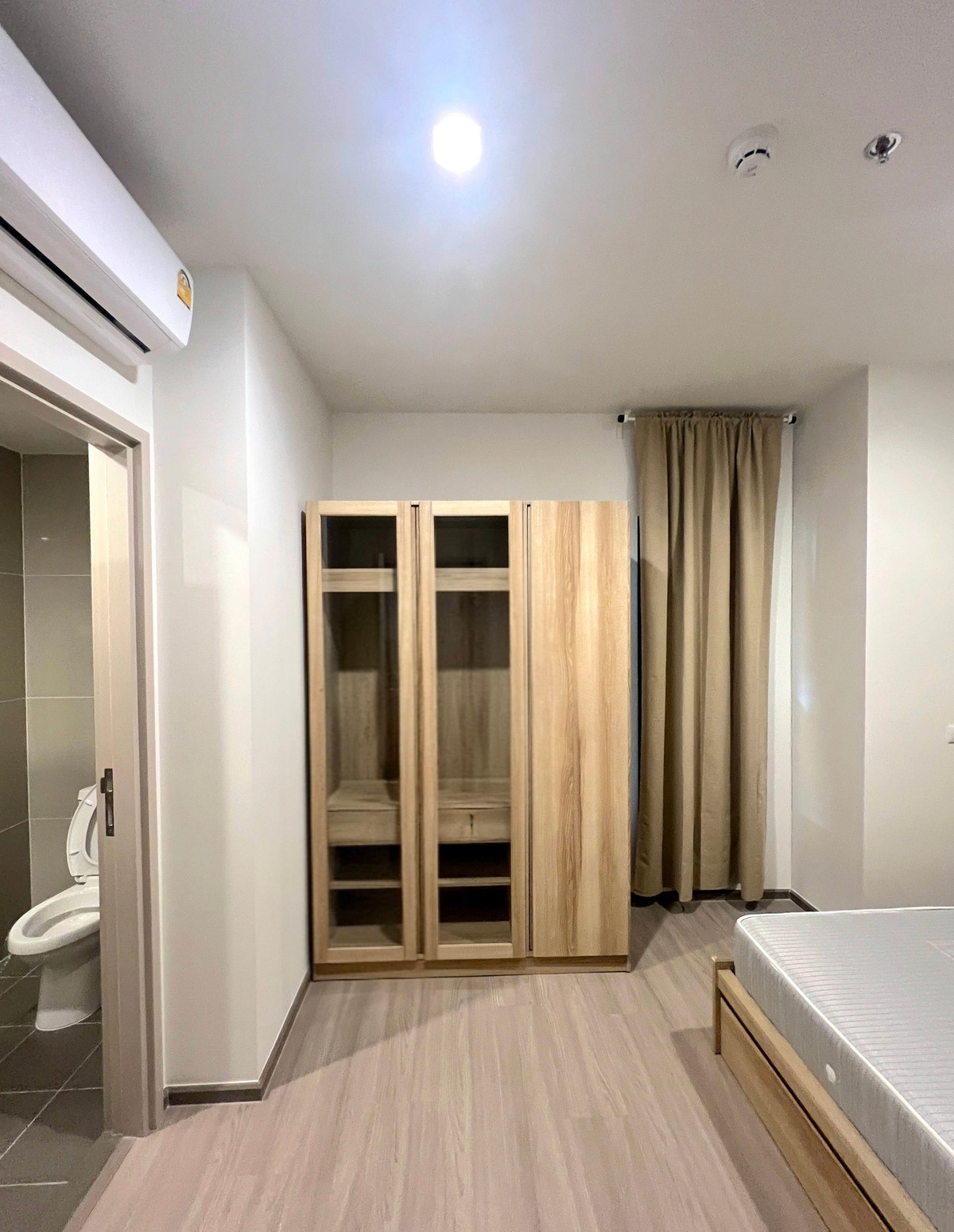 CondoRama9, Petchburi, RCA : For rent/sale The Base Phetchaburi - Thonglor, area 29.87 square meters, 9th floor, ready to move in, opposite Bangkok Hospital, New Phetchaburi Road, Bang Kapi Subdistrict, Huai Khwang District, Bangkok
