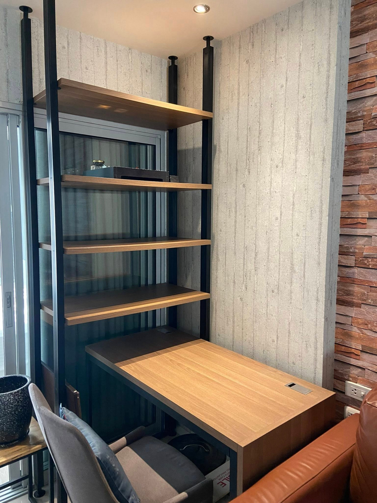 For RentCondoRama9, Petchburi, RCA : Only 16k/month - Aspire Rama9, large room 40 Sq.m. - separate kitchen with balcony The room is well decorated with SB Furniture because the owner used to live in it himself. Fully Furnished