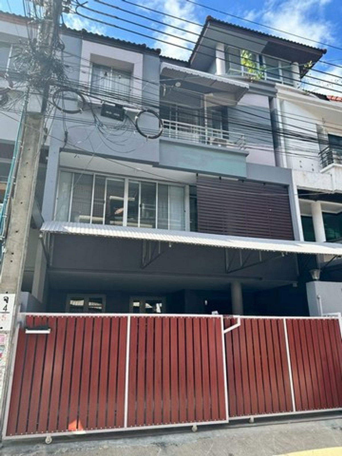 For RentTownhomeChokchai 4, Ladprao 71, Ladprao 48, : HR3164For rent] Luxurious home office, 4 floors, Lat Phrao 80 area (Ratchada-Meng Jai), area 300 sq m, newly renovated, marble top | Parking for 3 cars | No flooding.