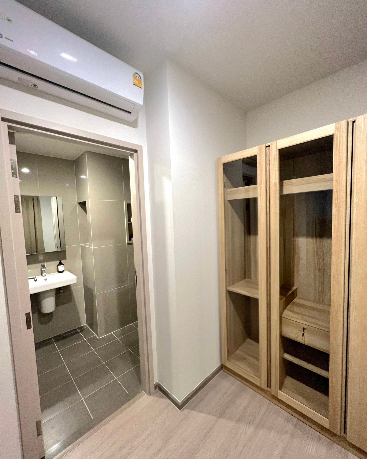 CondoRama9, Petchburi, RCA : For rent/sale The Base Phetchaburi - Thonglor, area 29.87 square meters, 9th floor, ready to move in, opposite Bangkok Hospital, New Phetchaburi Road, Bang Kapi Subdistrict, Huai Khwang District, Bangkok