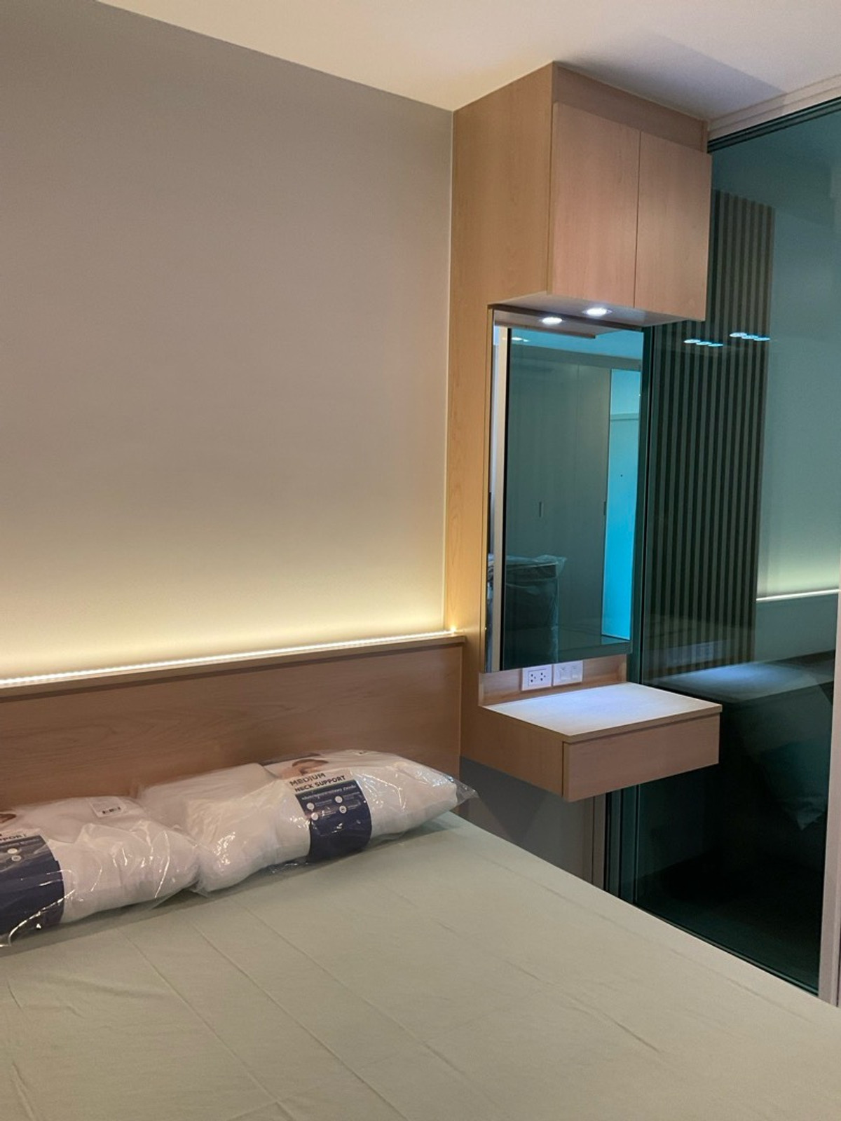 For RentCondoBangna, Bearing, Lasalle : For rent Building C, 17th floor, 1 year contract, rent 10,000 baht per month, call 0982492898line id 982592898