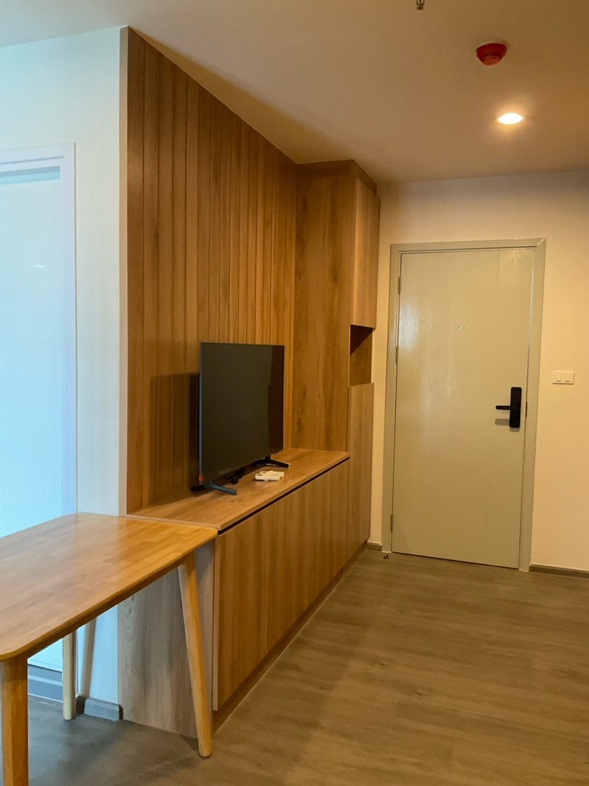 For RentCondoBangna, Bearing, Lasalle : For rent Building C, 17th floor, 1 year contract, rent 10,000 baht per month, call 0982492898line id 982592898