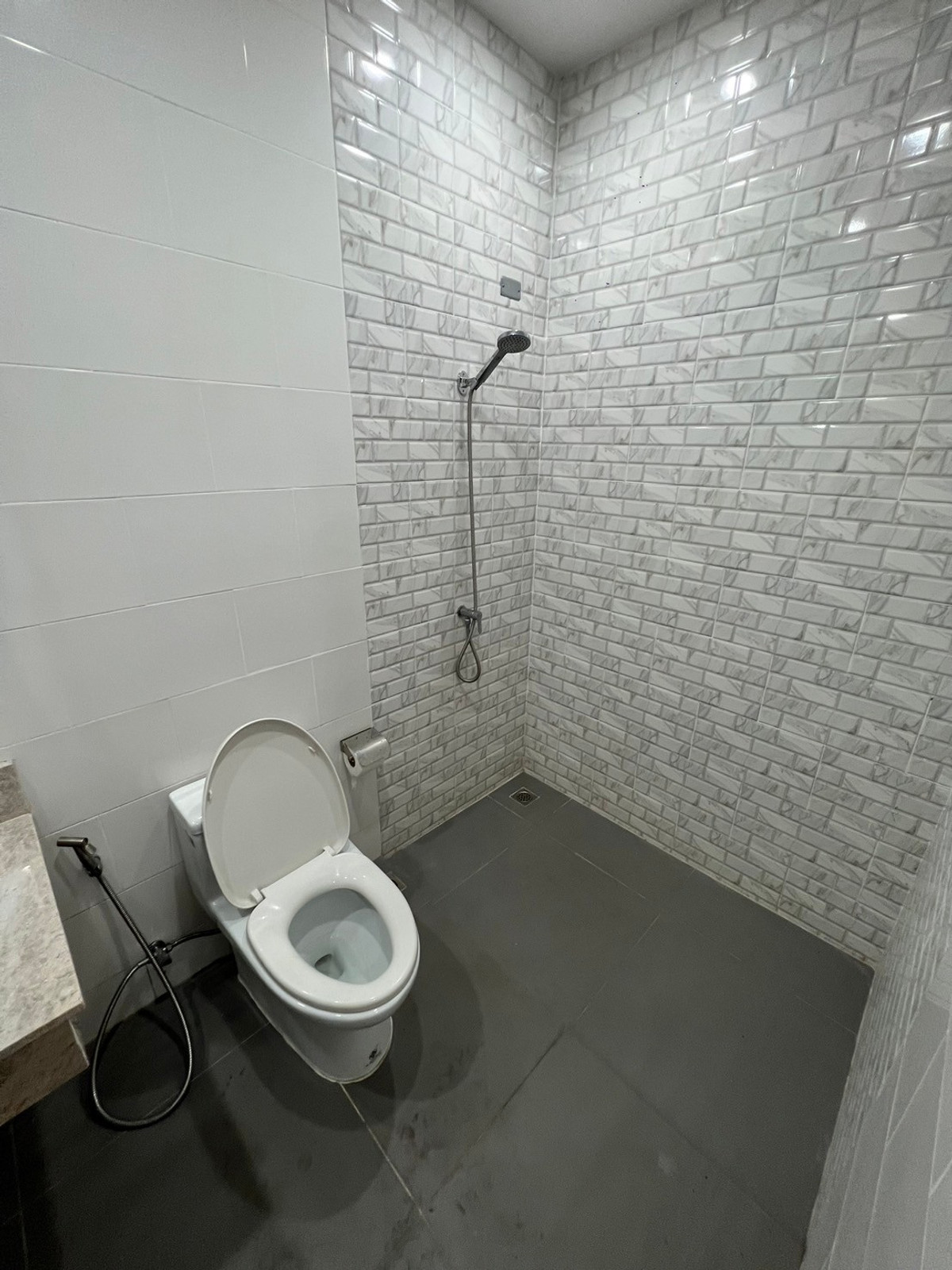 For RentHome OfficeNonthaburi, Bang Yai, Bangbuathong : 6bedroom home office with a 13-meter frontage and ample parking. An avenue is nearby.