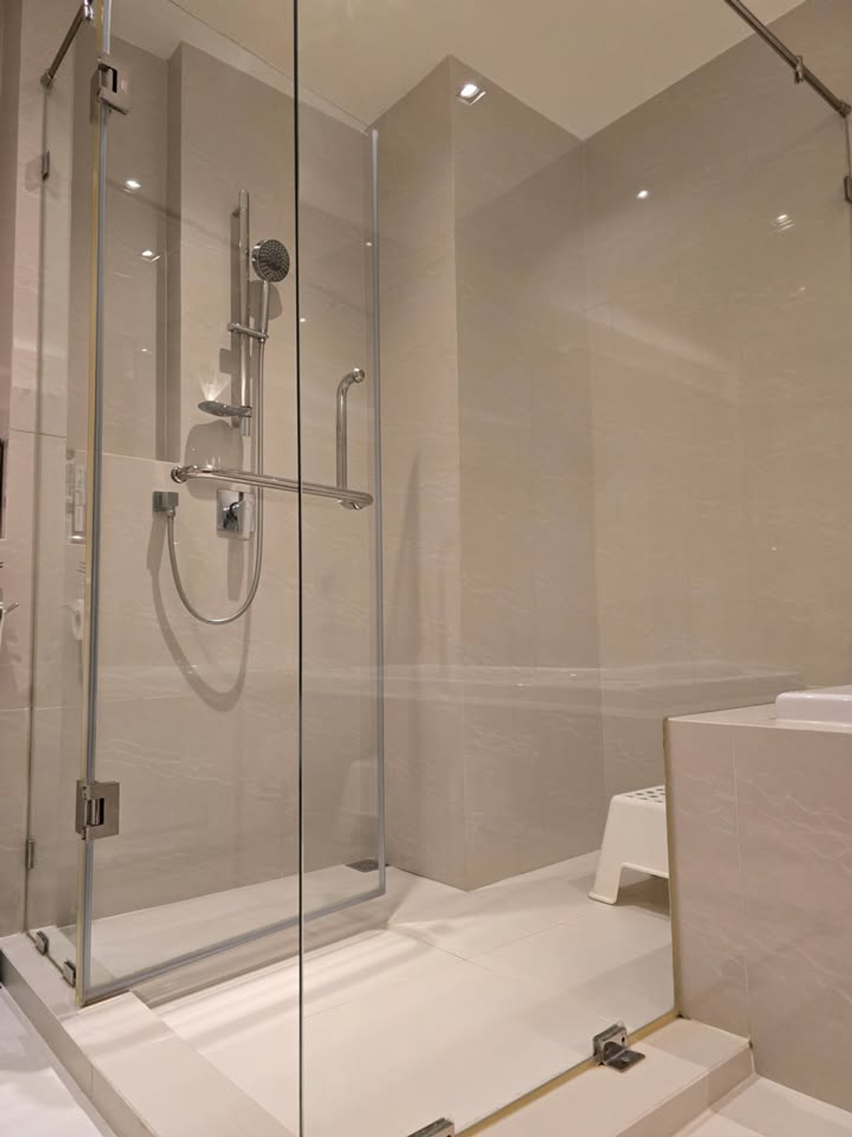 For RentCondoSukhumvit, Asoke, Thonglor : Condo VTARA Sukhumvit 36, convenient travel, near BTS, there is a shuttle, beautiful room, fully furnished, ready to move in!!