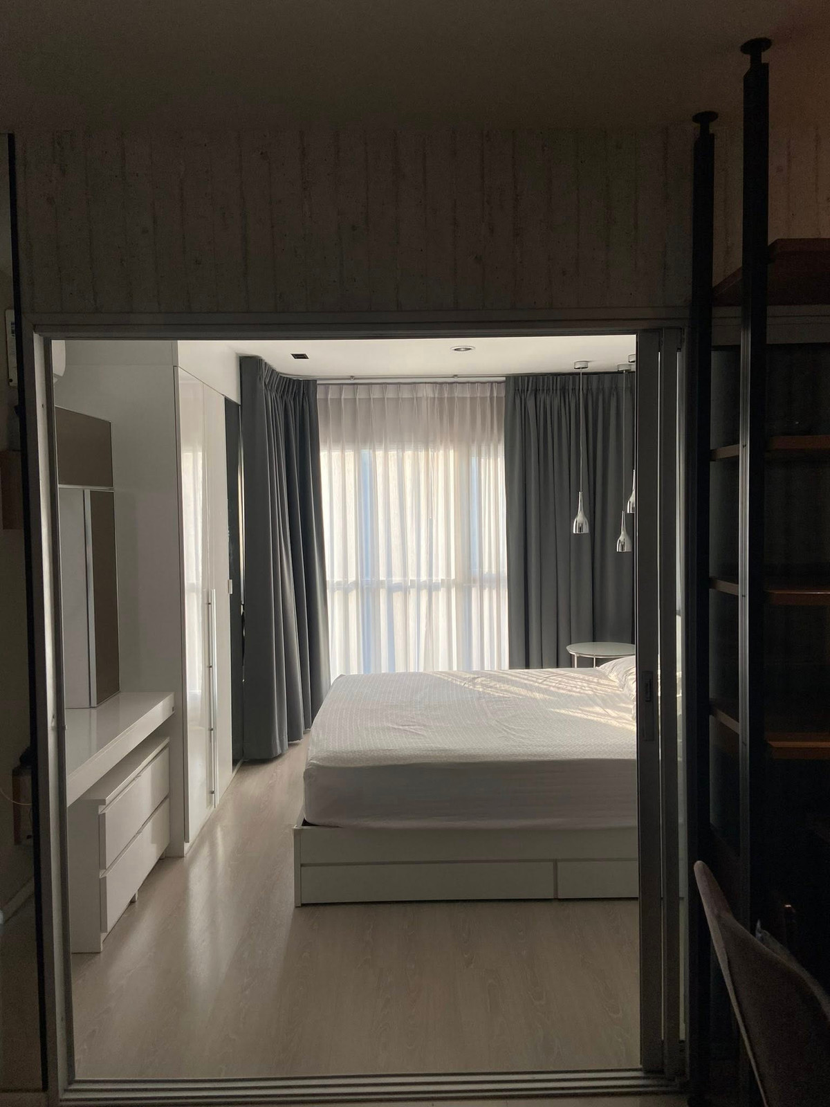 For RentCondoRama9, Petchburi, RCA : Only 16k/month - Aspire Rama9, large room 40 Sq.m. - separate kitchen with balcony The room is well decorated with SB Furniture because the owner used to live in it himself. Fully Furnished