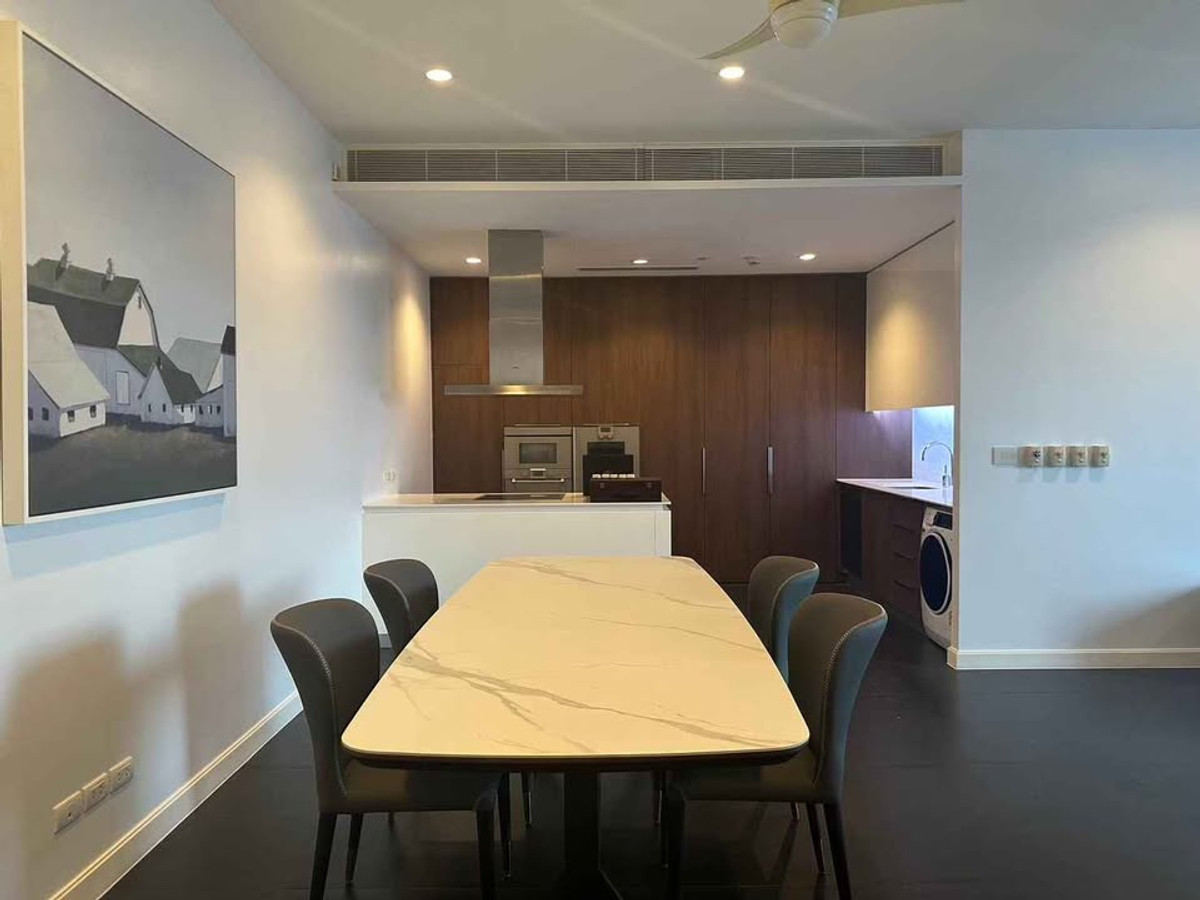 For RentCondoWitthayu, Chidlom, Langsuan, Ploenchit : Condo 185 Rajadamri, convenient travel, near BTS, there is a shuttle, beautiful room, fully furnished, ready to move in.