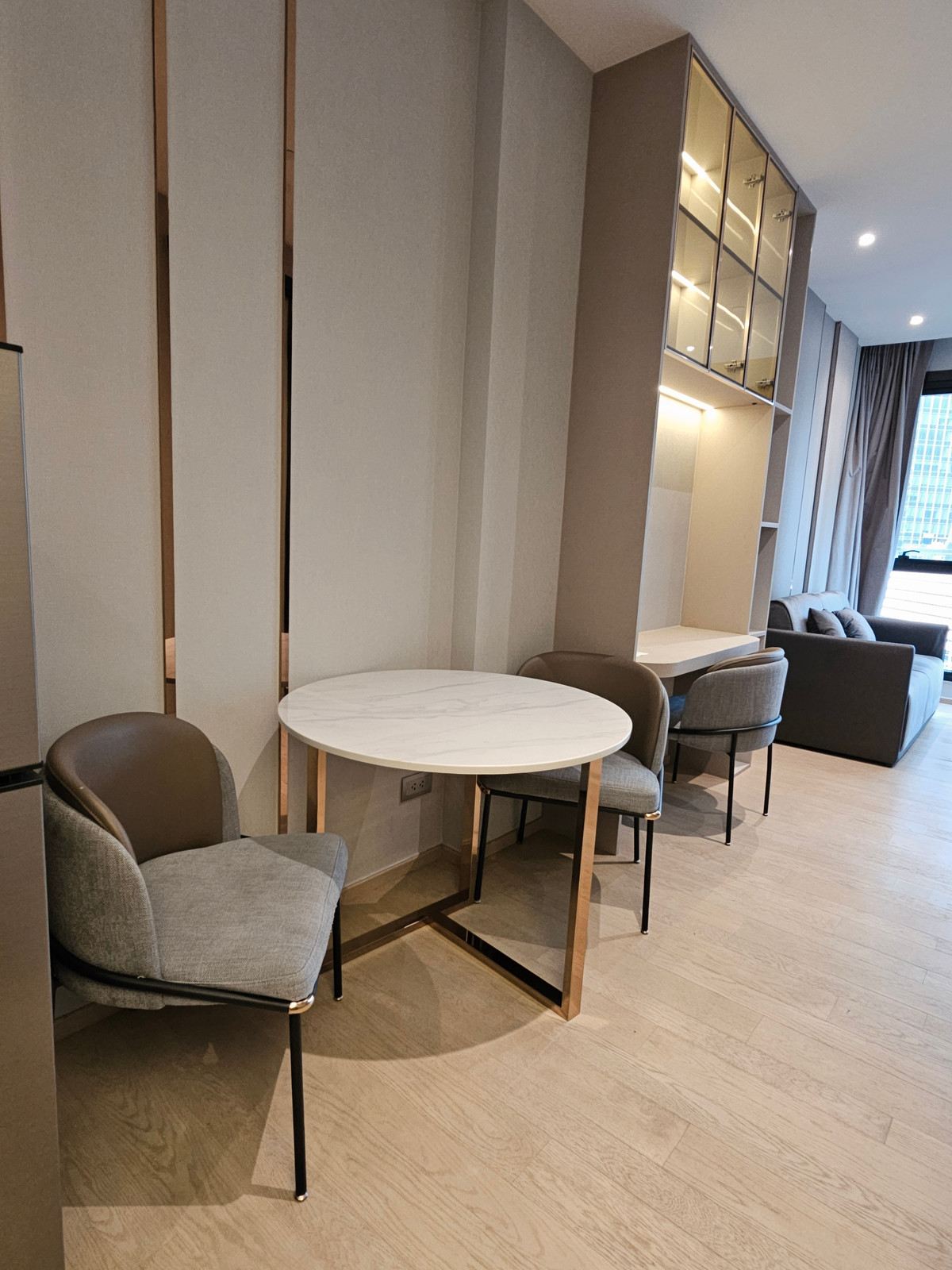 For RentCondoRama9, Petchburi, RCA : Ashton Asoke-Rama 9 Condo for RENT  ** Ashton Asoke - Rama 9  ห้องกว้าง 43 ตรม. 1 นอน 1 น้ำ พร้อมอยู่@ 35,000 บาท โทรด่วน 096-2615656  ห้องกว้าง 43 ตรม. 1 นอน 1 น้ำ เฟอร์ครบ พร้อมอยู่    Location : Rama 9   Selling Price : 35,000 Baht  Condominium near MR