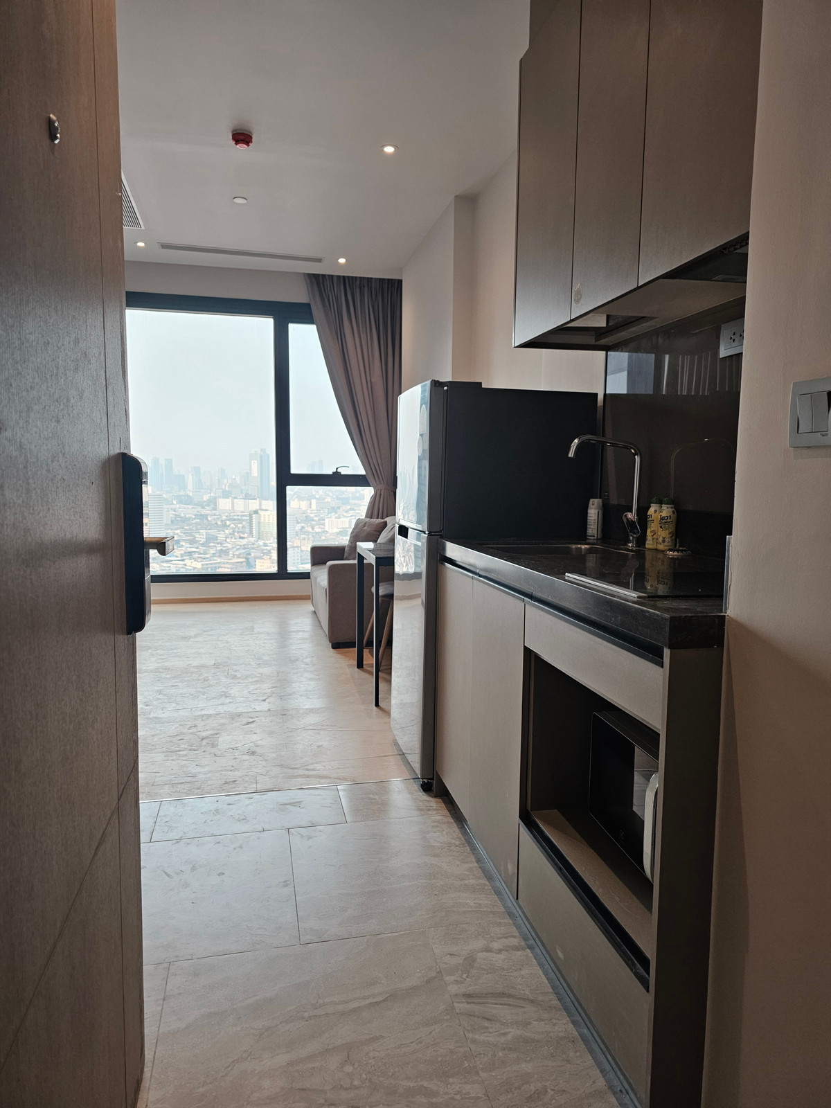 For RentCondoRama9, Petchburi, RCA : Ashton Asoke-Rama 9 Condo for RENT  ** Ashton Asoke - Rama 9  ห้องกว้าง 35 ตรม. 1 นอน 1 น้ำ พร้อมอยู่@ 26,000 บาท โทรด่วน 096-2615656  ห้องกว้าง 35 ตรม. 1 นอน 1 น้ำ เฟอร์ครบ พร้อมอยู่    Location : Rama 9   Selling Price : 26,000 Baht  Condominium near MR