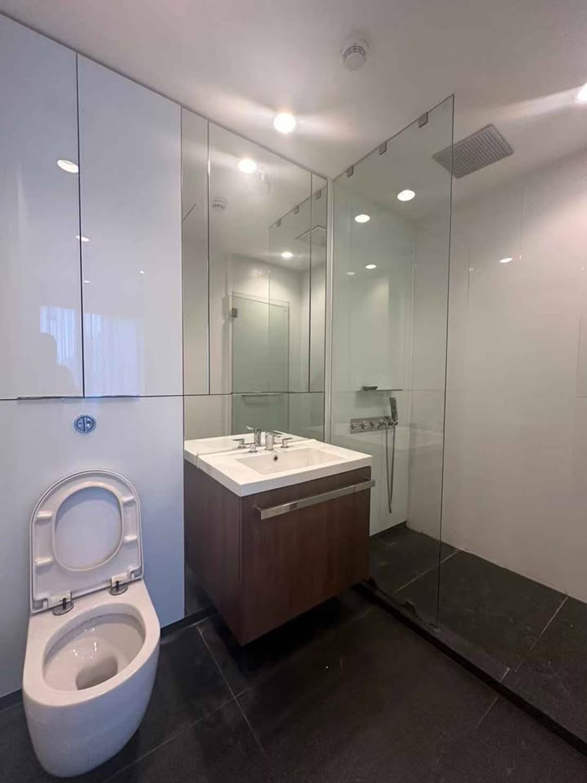 For RentCondoWitthayu, Chidlom, Langsuan, Ploenchit : Condo 185 Rajadamri, convenient travel, near BTS, there is a shuttle, beautiful room, fully furnished, ready to move in.
