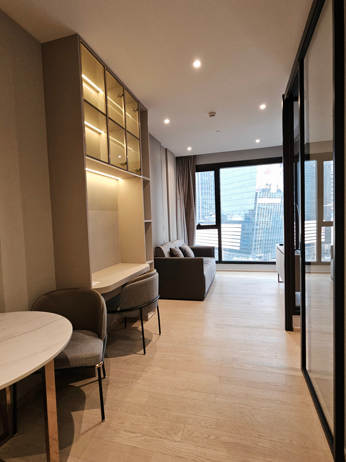 For RentCondoRama9, Petchburi, RCA : Ashton Asoke-Rama 9 Condo for RENT  ** Ashton Asoke - Rama 9  ห้องกว้าง 43 ตรม. 1 นอน 1 น้ำ พร้อมอยู่@ 35,000 บาท โทรด่วน 096-2615656  ห้องกว้าง 43 ตรม. 1 นอน 1 น้ำ เฟอร์ครบ พร้อมอยู่    Location : Rama 9   Selling Price : 35,000 Baht  Condominium near MR