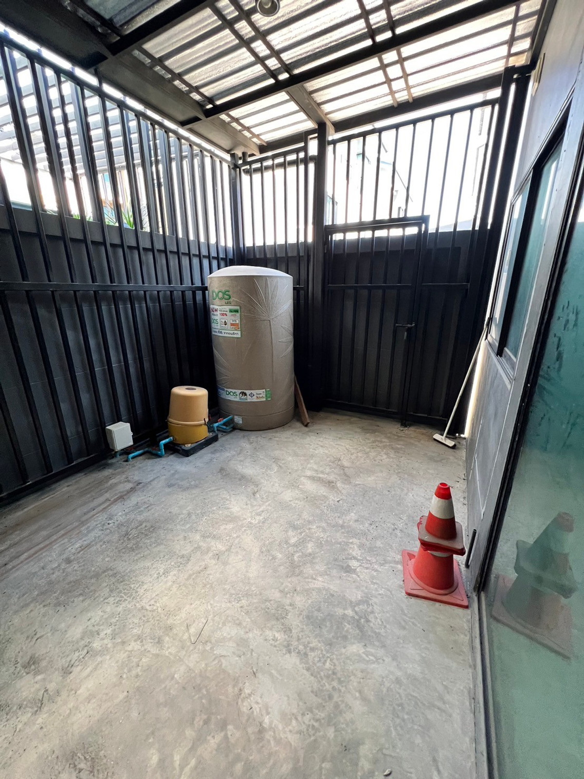 For RentHome OfficeNonthaburi, Bang Yai, Bangbuathong : 6bedroom home office with a 13-meter frontage and ample parking. An avenue is nearby.