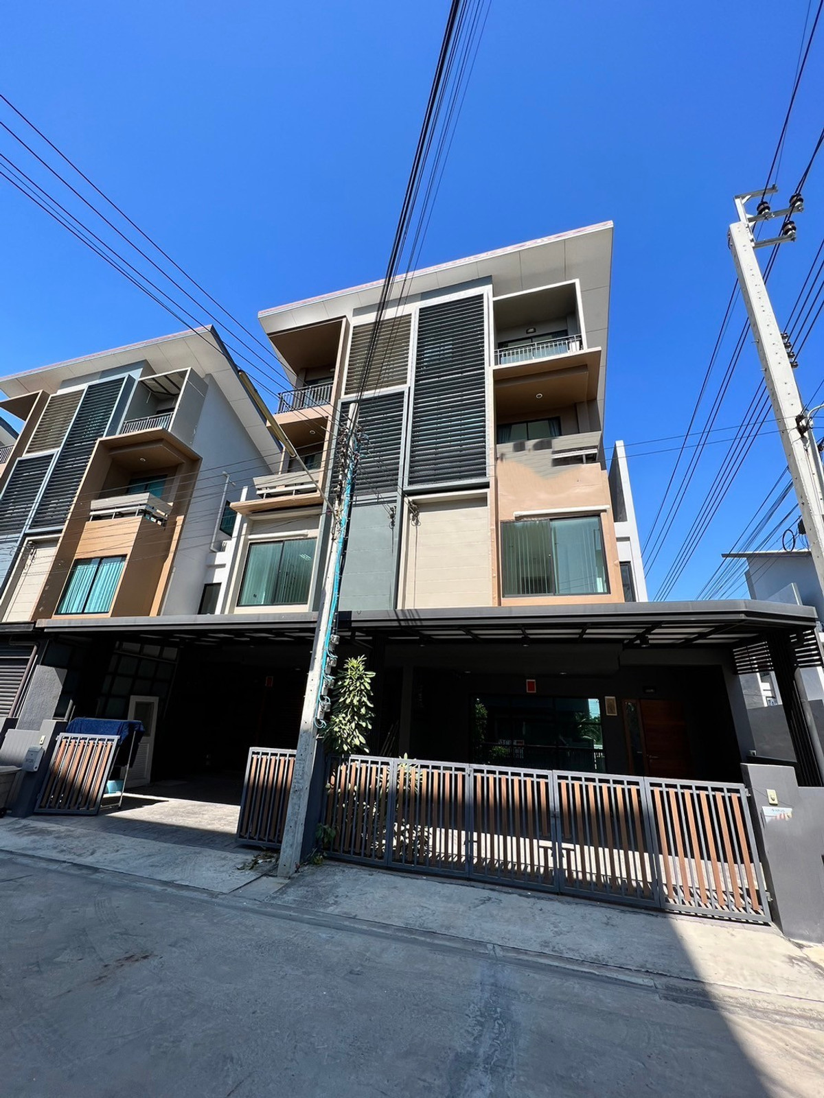 For RentHome OfficeNonthaburi, Bang Yai, Bangbuathong : 6bedroom home office with a 13-meter frontage and ample parking. An avenue is nearby.