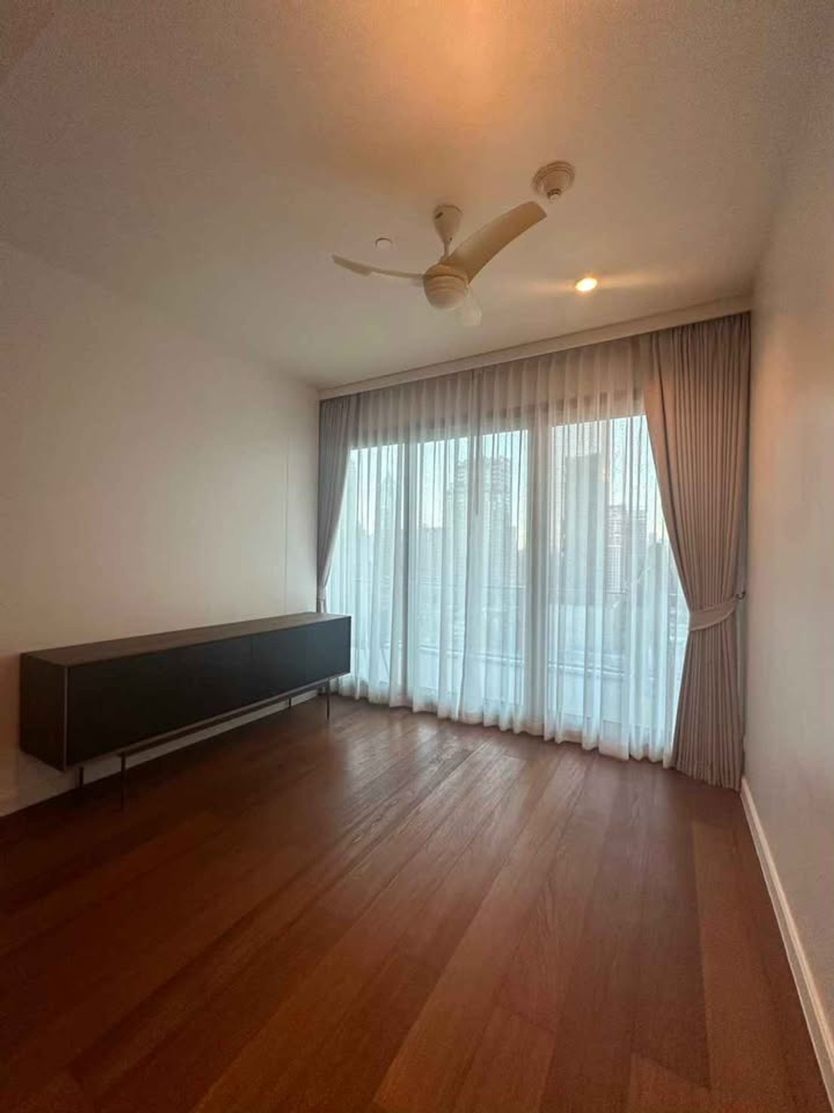For RentCondoWitthayu, Chidlom, Langsuan, Ploenchit : Condo 185 Rajadamri, convenient travel, near BTS, there is a shuttle, beautiful room, fully furnished, ready to move in.