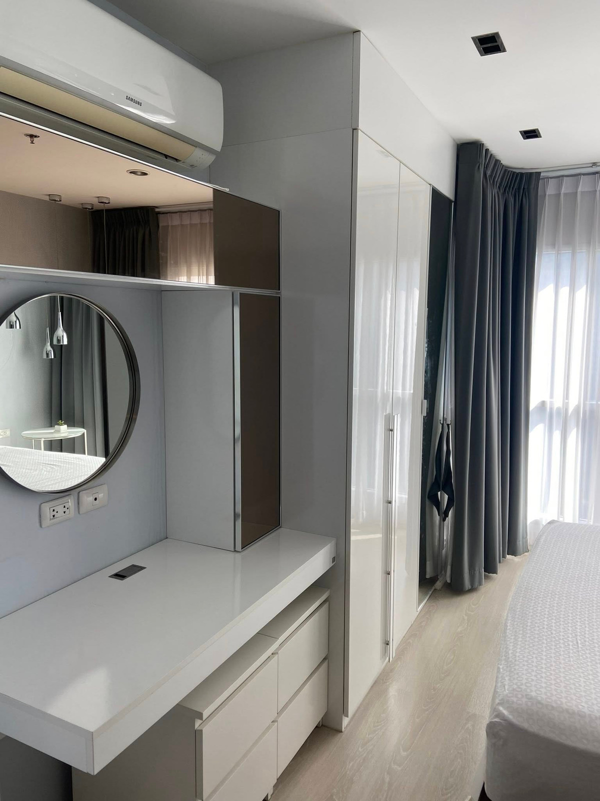 For RentCondoRama9, Petchburi, RCA : Only 16k/month - Aspire Rama9, large room 40 Sq.m. - separate kitchen with balcony The room is well decorated with SB Furniture because the owner used to live in it himself. Fully Furnished