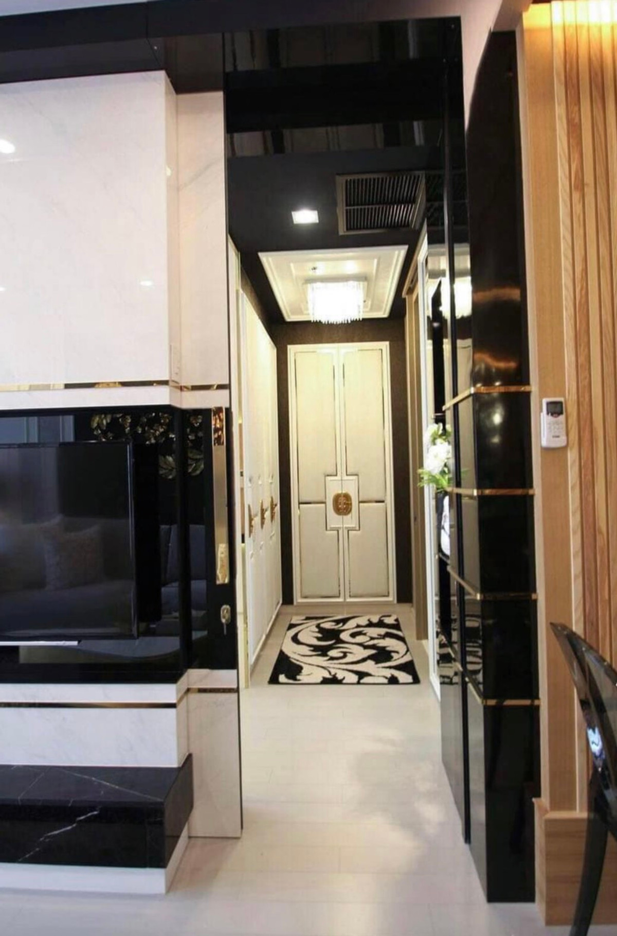 For RentCondoWitthayu, Chidlom, Langsuan, Ploenchit : Luxury condo at Noble Ploenchit, convenient travel, next to the BTS Skytrain, has a shuttle, beautiful room, fully furnished, ready to move in!!