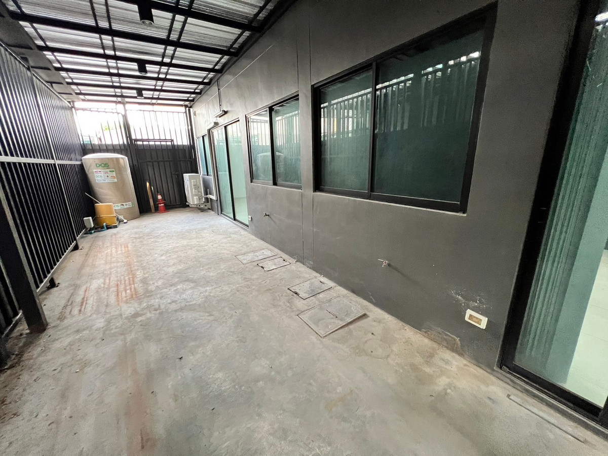 For RentHome OfficeNonthaburi, Bang Yai, Bangbuathong : 6bedroom home office with a 13-meter frontage and ample parking. An avenue is nearby.