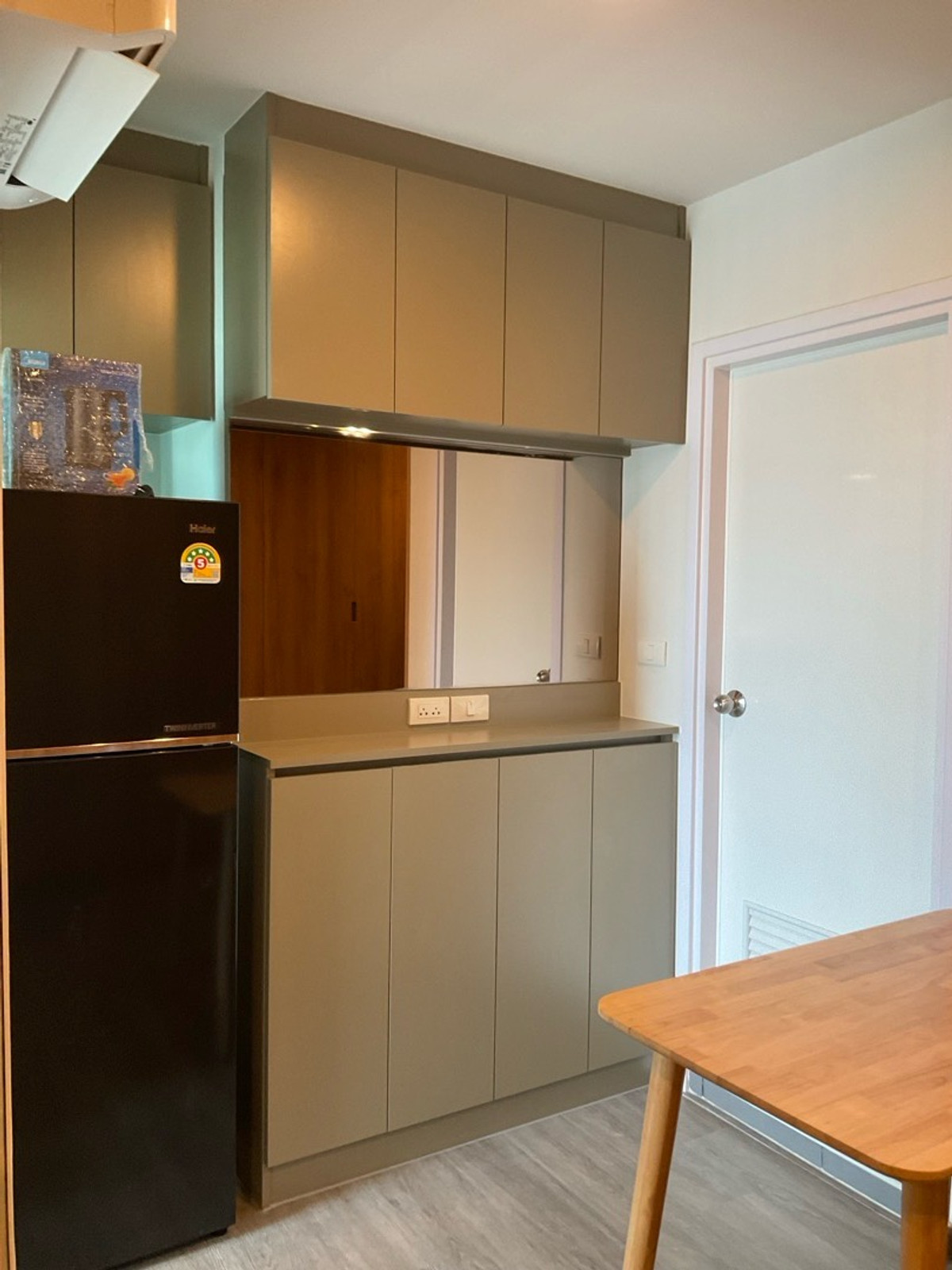 For RentCondoBangna, Bearing, Lasalle : For rent Building C, 17th floor, 1 year contract, rent 10,000 baht per month, call 0982492898line id 982592898