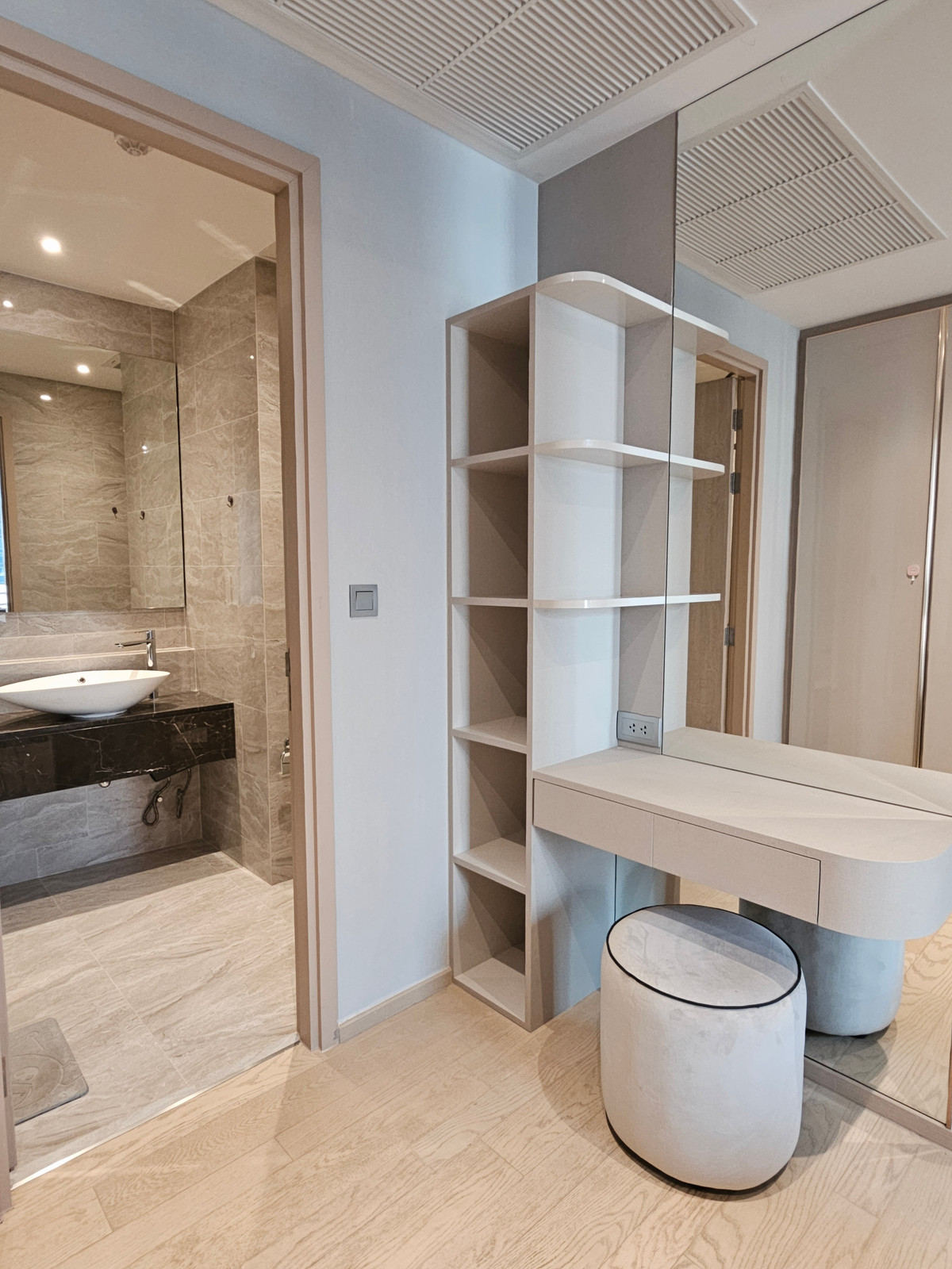 For RentCondoRama9, Petchburi, RCA : Ashton Asoke-Rama 9 Condo for RENT  ** Ashton Asoke - Rama 9  ห้องกว้าง 43 ตรม. 1 นอน 1 น้ำ พร้อมอยู่@ 35,000 บาท โทรด่วน 096-2615656  ห้องกว้าง 43 ตรม. 1 นอน 1 น้ำ เฟอร์ครบ พร้อมอยู่    Location : Rama 9   Selling Price : 35,000 Baht  Condominium near MR