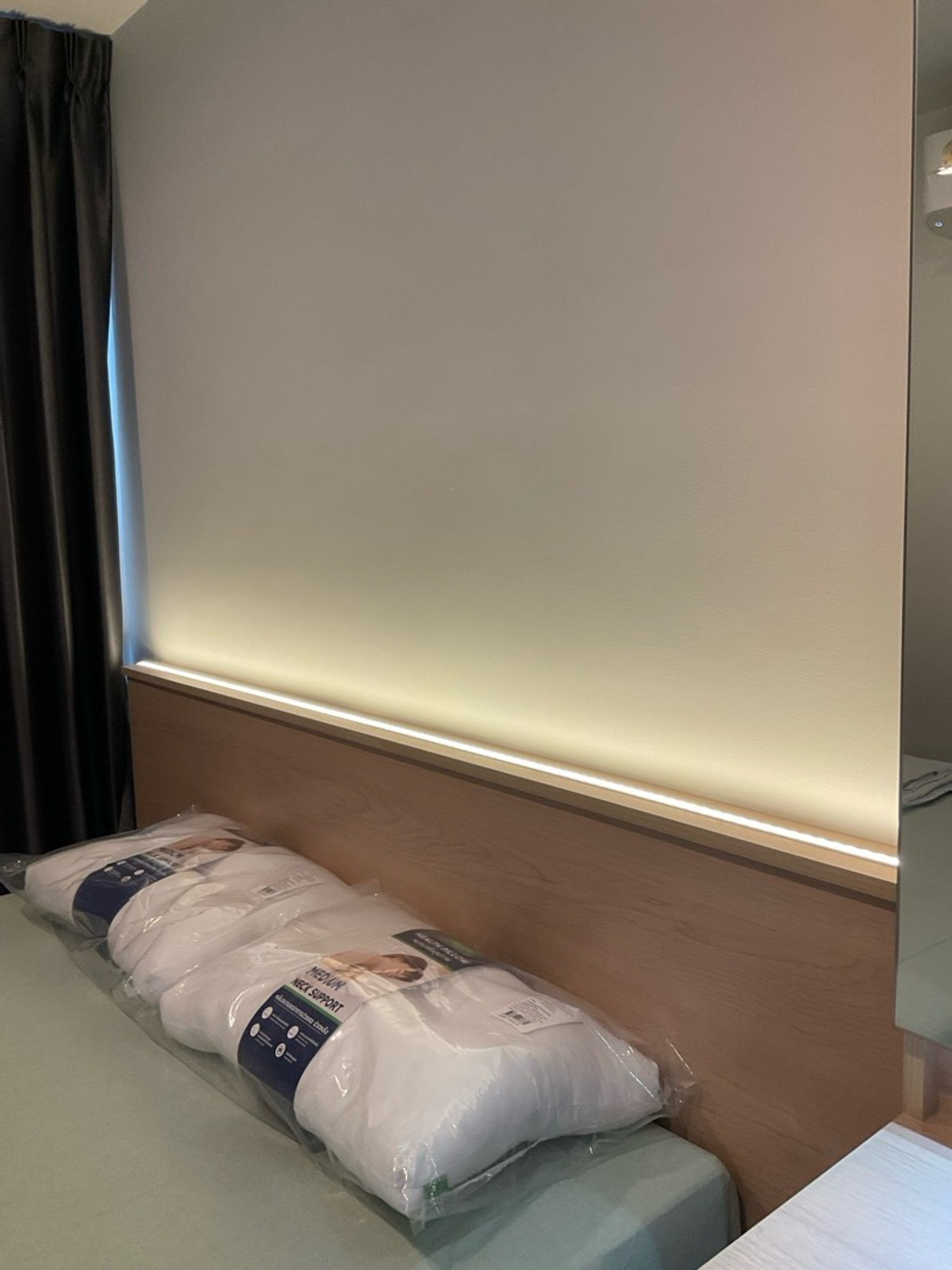 For RentCondoBangna, Bearing, Lasalle : For rent Building C, 17th floor, 1 year contract, rent 10,000 baht per month, call 0982492898line id 982592898