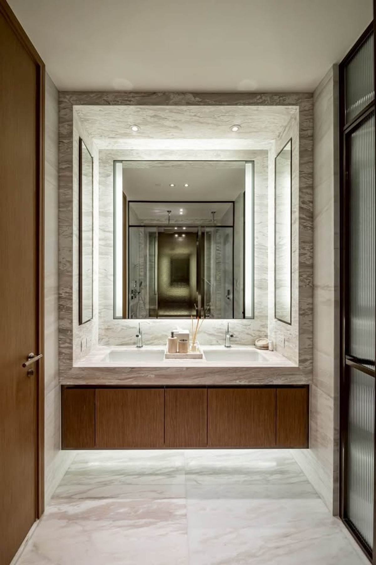 For RentCondoWitthayu, Chidlom, Langsuan, Ploenchit : Luxury condo at Scope langsuan, convenient travel, close to BTS, there is a shuttle, beautiful room, fully furnished, ready to move in.