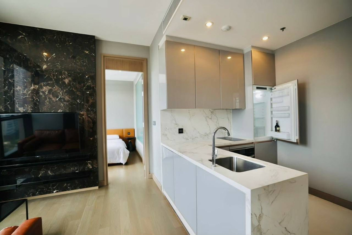 For RentCondoRama9, Petchburi, RCA : Condo The Esse at Singha Complex, convenient travel, close to the MRT, has a shuttle, beautiful room, fully furnished, ready to move in!!