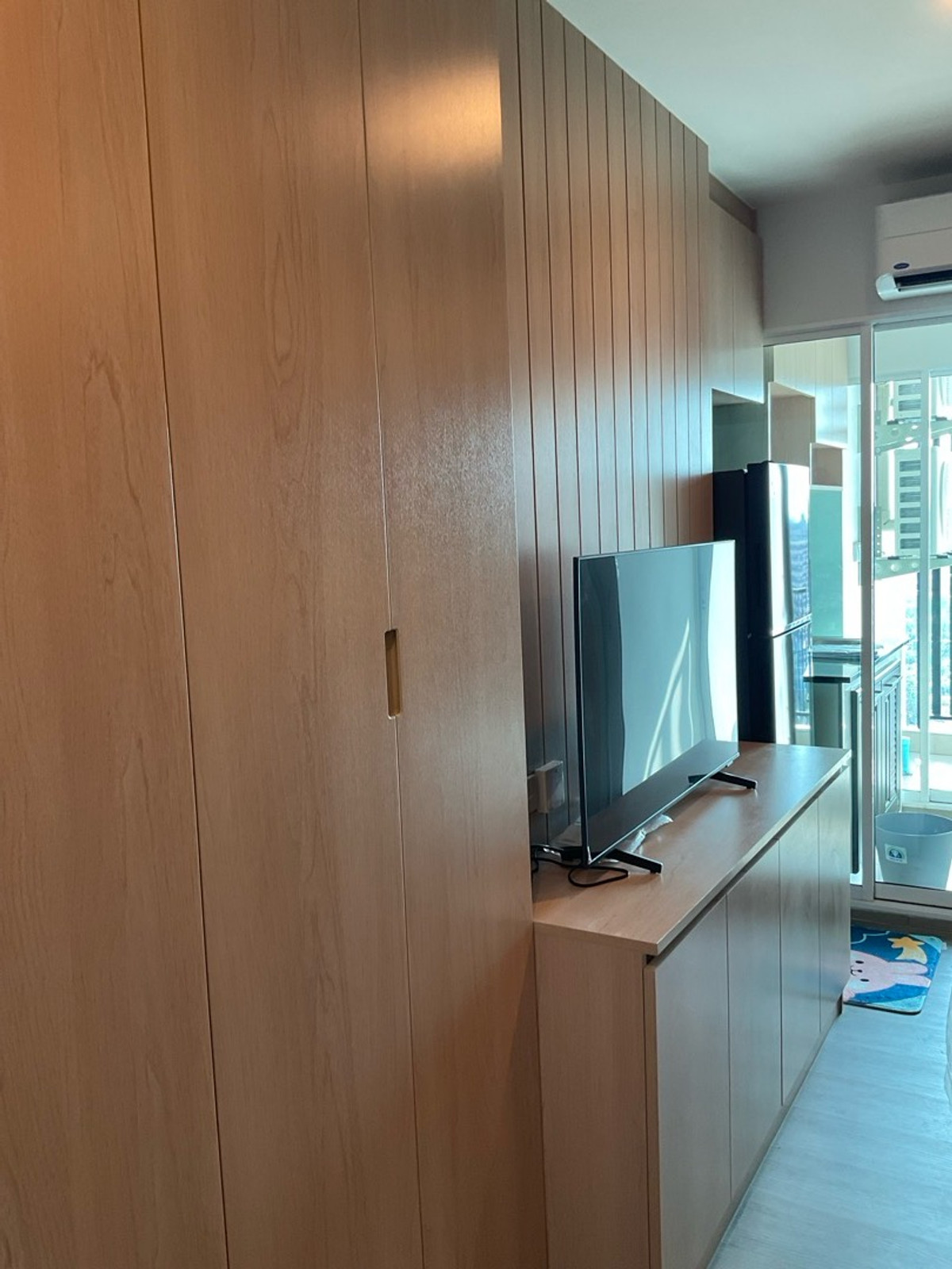 For RentCondoBangna, Bearing, Lasalle : For rent Building C, 17th floor, 1 year contract, rent 10,000 baht per month, call 0982492898line id 982592898