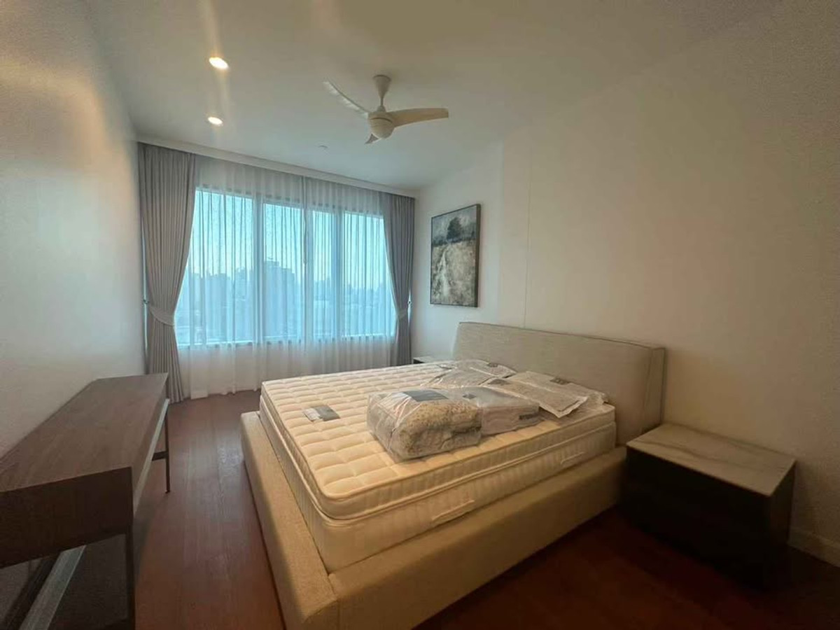 For RentCondoWitthayu, Chidlom, Langsuan, Ploenchit : Condo 185 Rajadamri, convenient travel, near BTS, there is a shuttle, beautiful room, fully furnished, ready to move in.