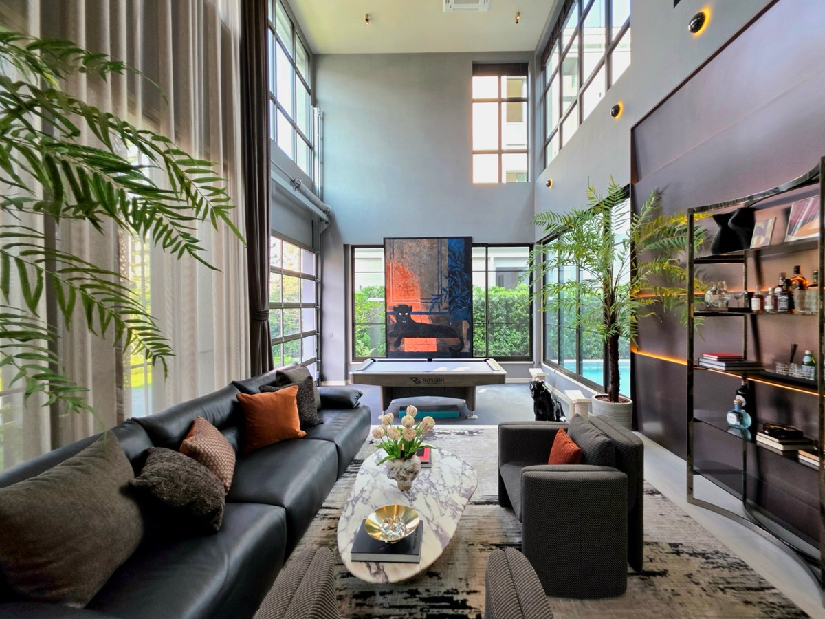 For SaleHousePattanakan, Srinakarin : 📍Last house in the project Connoisseur Phathanakan 32, size 952 Sq.m, price 220,000,000 MB. Contact 086-795-9997.