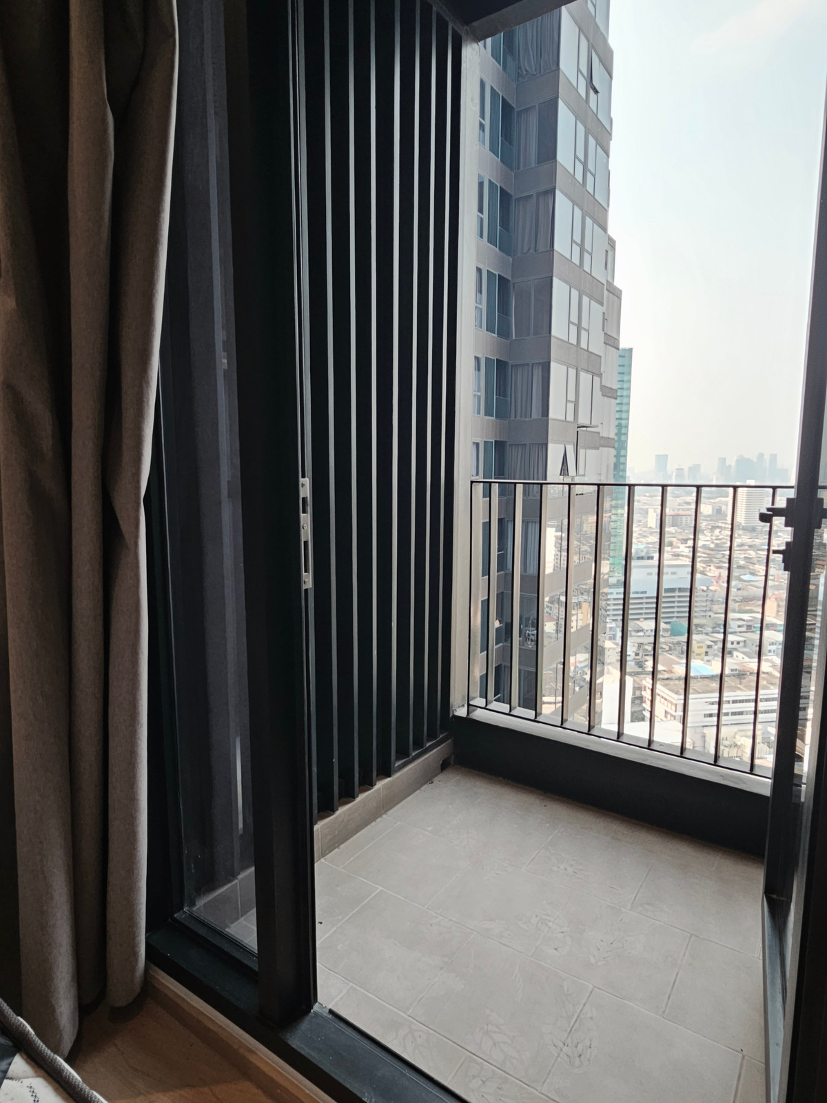For RentCondoRama9, Petchburi, RCA : Ashton Asoke-Rama 9 Condo for RENT  ** Ashton Asoke - Rama 9  ห้องกว้าง 35 ตรม. 1 นอน 1 น้ำ พร้อมอยู่@ 26,000 บาท โทรด่วน 096-2615656  ห้องกว้าง 35 ตรม. 1 นอน 1 น้ำ เฟอร์ครบ พร้อมอยู่    Location : Rama 9   Selling Price : 26,000 Baht  Condominium near MR