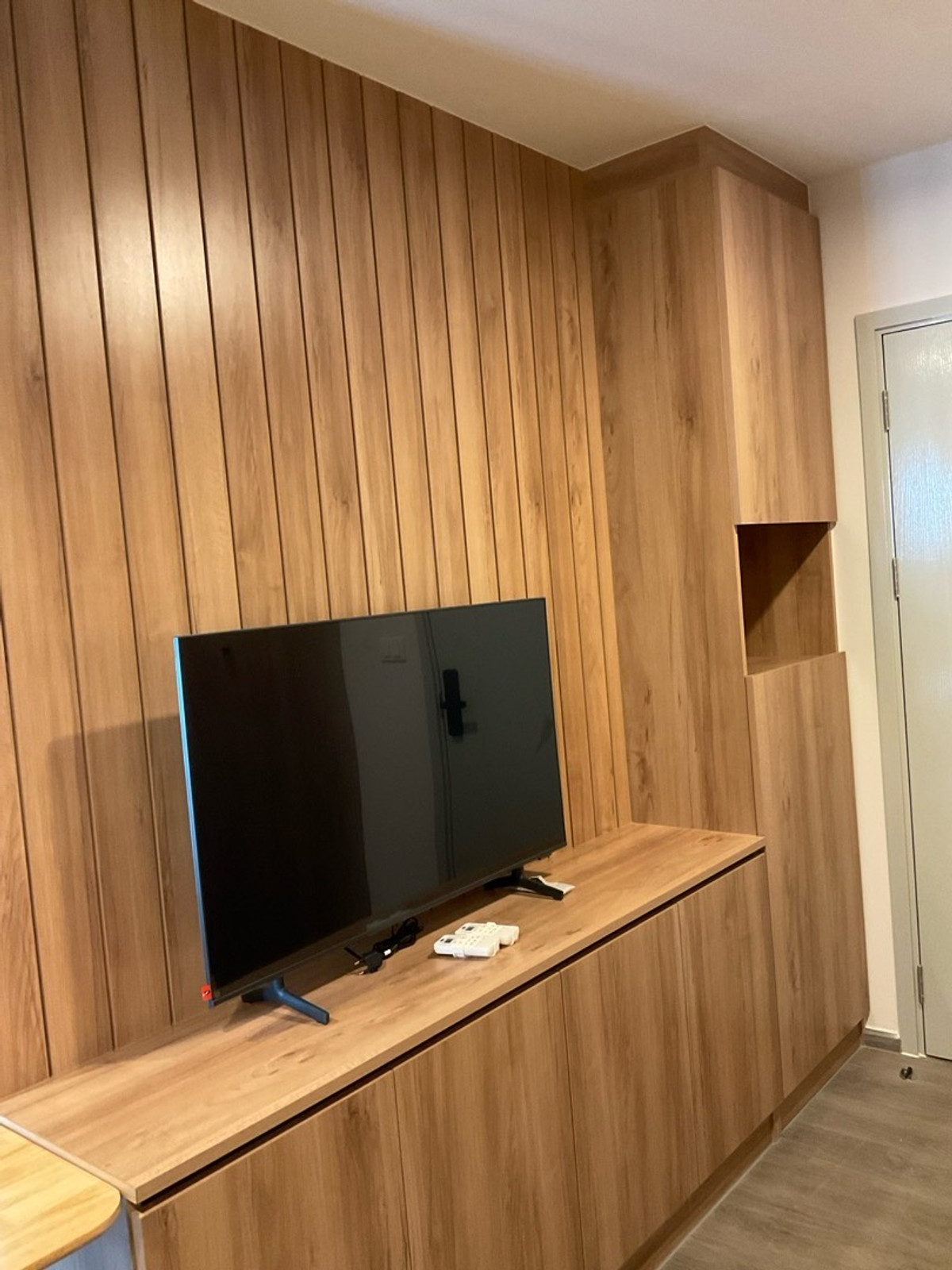 For RentCondoBangna, Bearing, Lasalle : For rent Building C, 17th floor, 1 year contract, rent 10,000 baht per month, call 0982492898line id 982592898