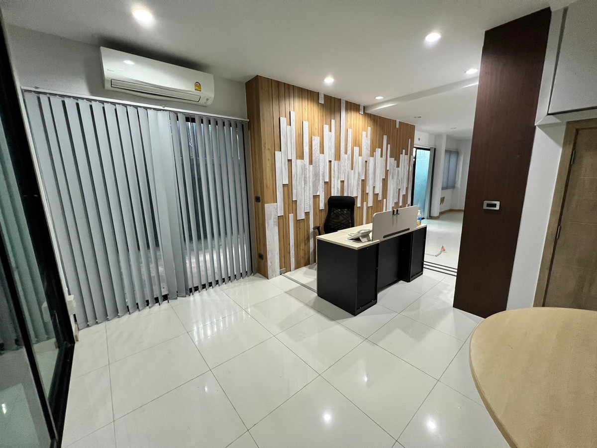 For RentHome OfficeNonthaburi, Bang Yai, Bangbuathong : 6bedroom home office with a 13-meter frontage and ample parking. An avenue is nearby.