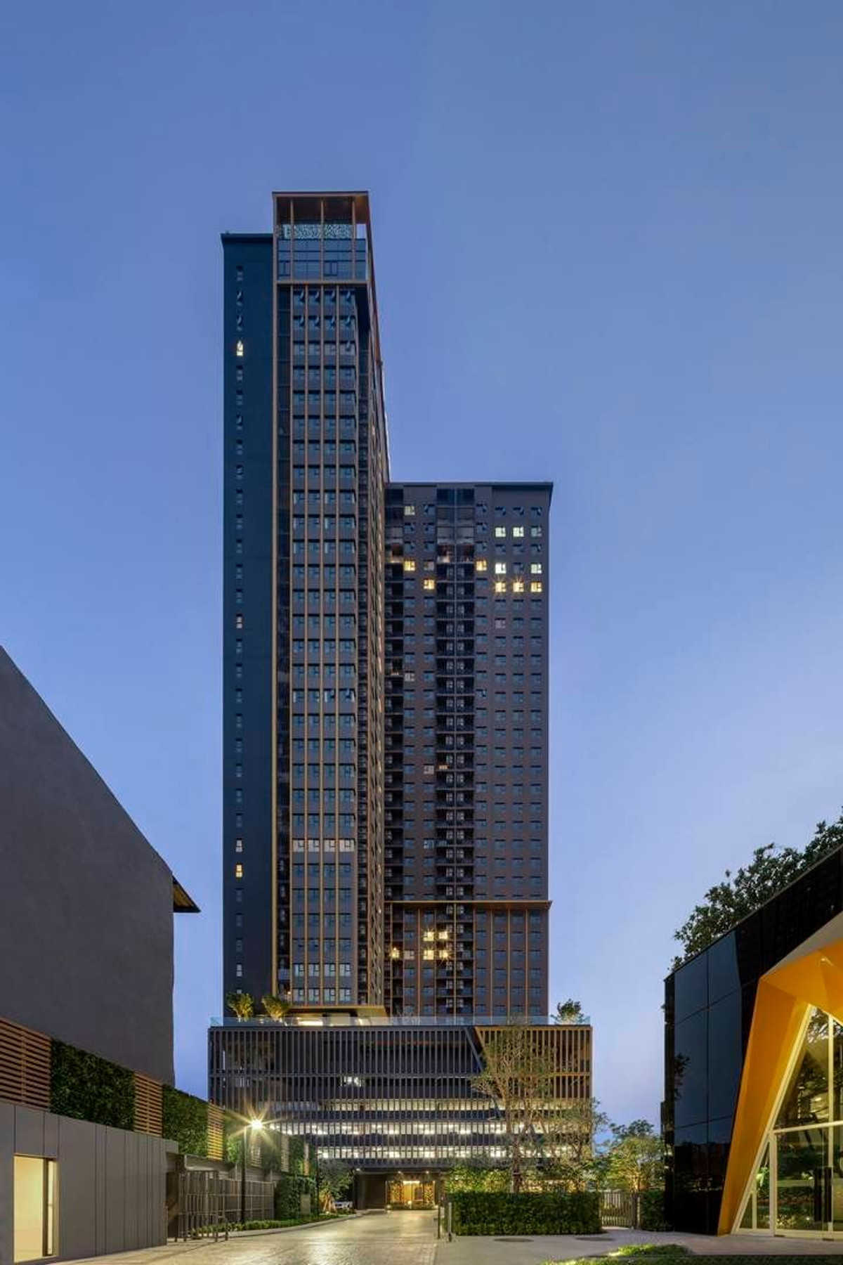 CondoRama9, Petchburi, RCA : For rent/sale The Base Phetchaburi - Thonglor, area 29.87 square meters, 9th floor, ready to move in, opposite Bangkok Hospital, New Phetchaburi Road, Bang Kapi Subdistrict, Huai Khwang District, Bangkok