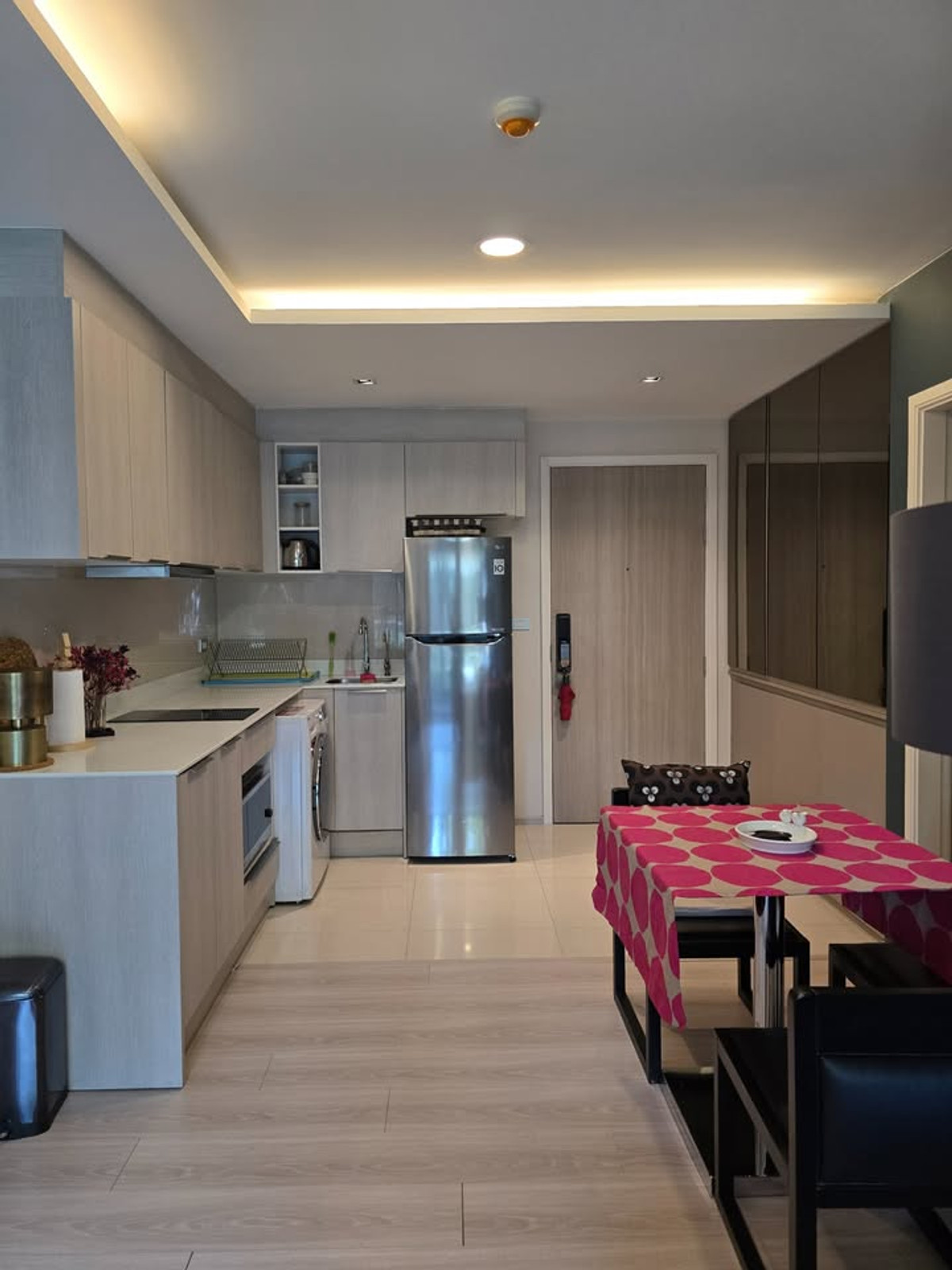 For RentCondoSukhumvit, Asoke, Thonglor : Condo VTARA Sukhumvit 36, convenient travel, near BTS, there is a shuttle, beautiful room, fully furnished, ready to move in!!