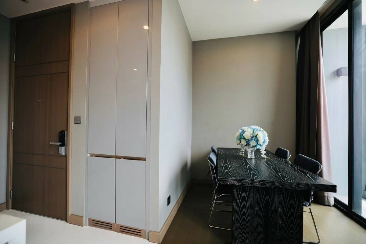 For RentCondoRama9, Petchburi, RCA : Condo The Esse at Singha Complex, convenient travel, close to the MRT, has a shuttle, beautiful room, fully furnished, ready to move in!!