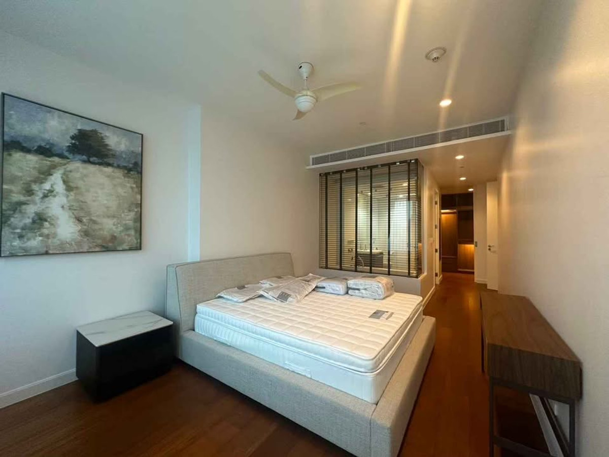 For RentCondoWitthayu, Chidlom, Langsuan, Ploenchit : Condo 185 Rajadamri, convenient travel, near BTS, there is a shuttle, beautiful room, fully furnished, ready to move in.