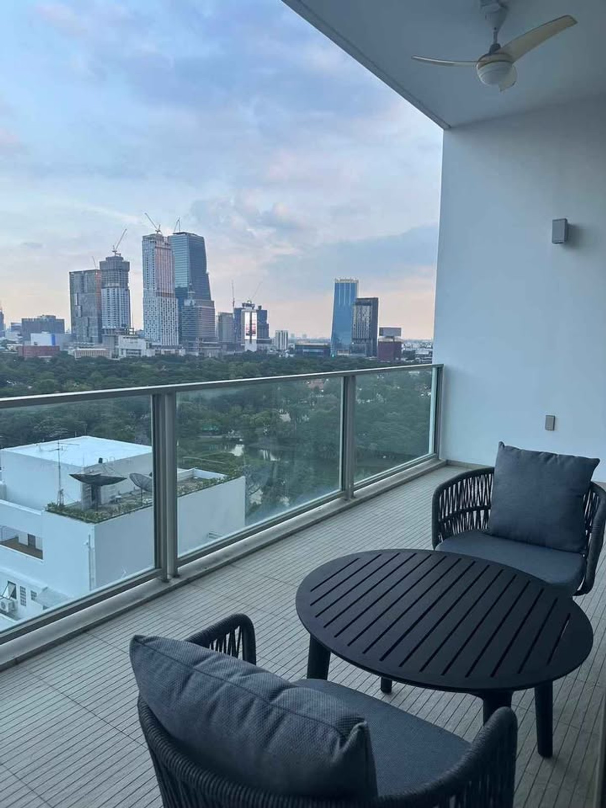 For RentCondoWitthayu, Chidlom, Langsuan, Ploenchit : Condo 185 Rajadamri, convenient travel, near BTS, there is a shuttle, beautiful room, fully furnished, ready to move in.