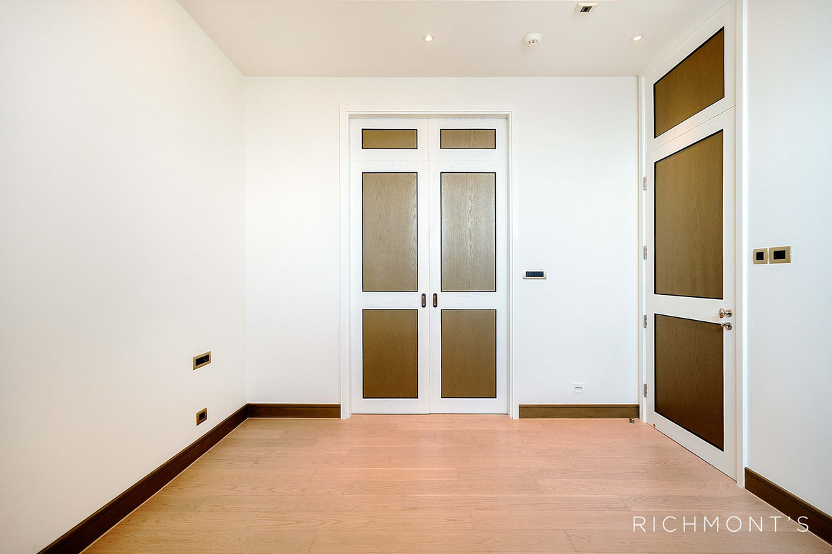 For SaleCondoWongwianyai, Charoennakor : 2 Bedrooms at The Residences at Mandarin Oriental, Please call: 062-496-6454