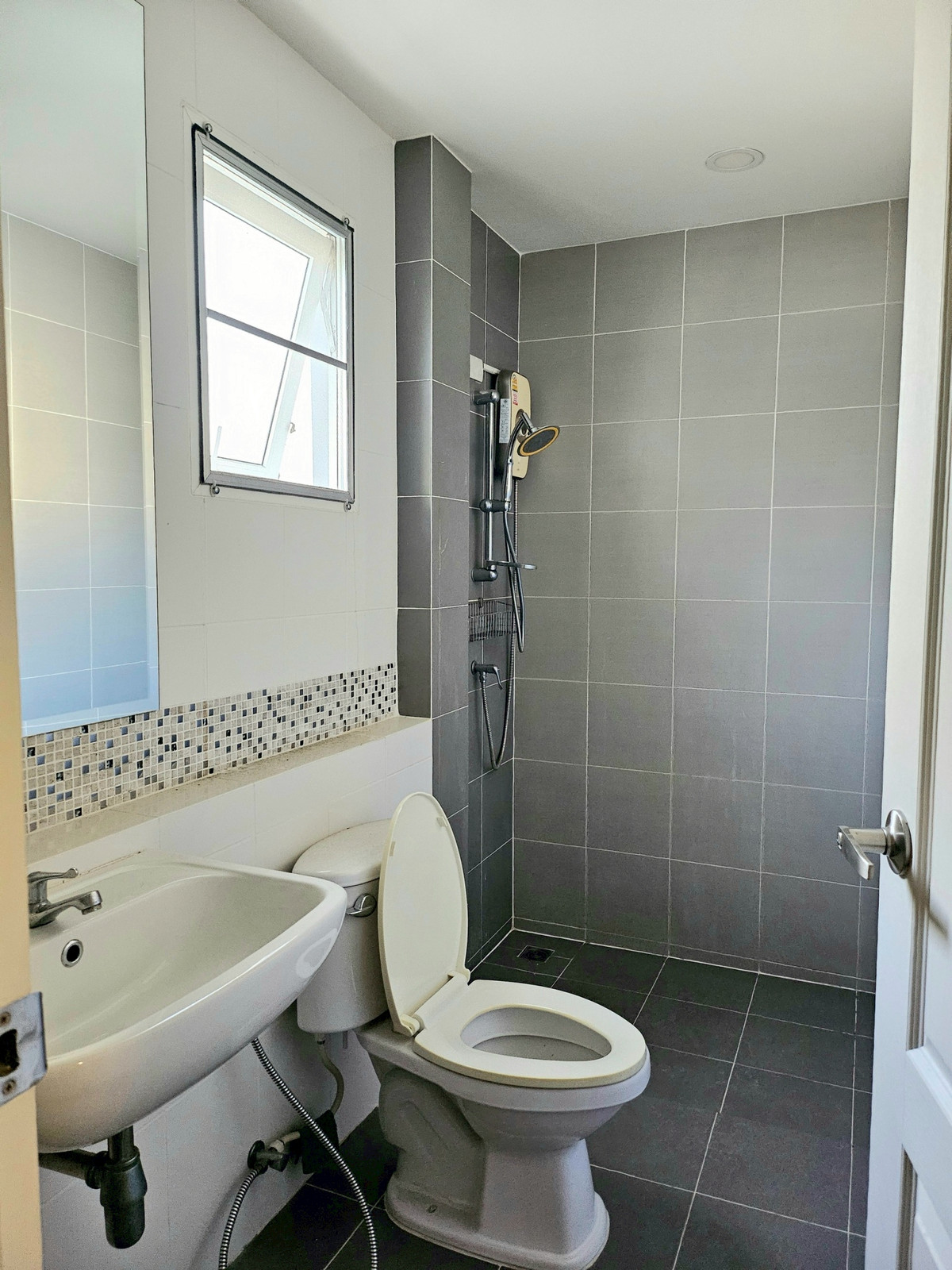 ให้เช่าบ้านแจ้งวัฒนะ เมืองทอง : บ้านเดี่ยว 4ห้องนอน 4ห้องน้ำ ติดถนนใหญ่ ใกล้ รร.นานาชาติ พร้อมเข้าอยู่