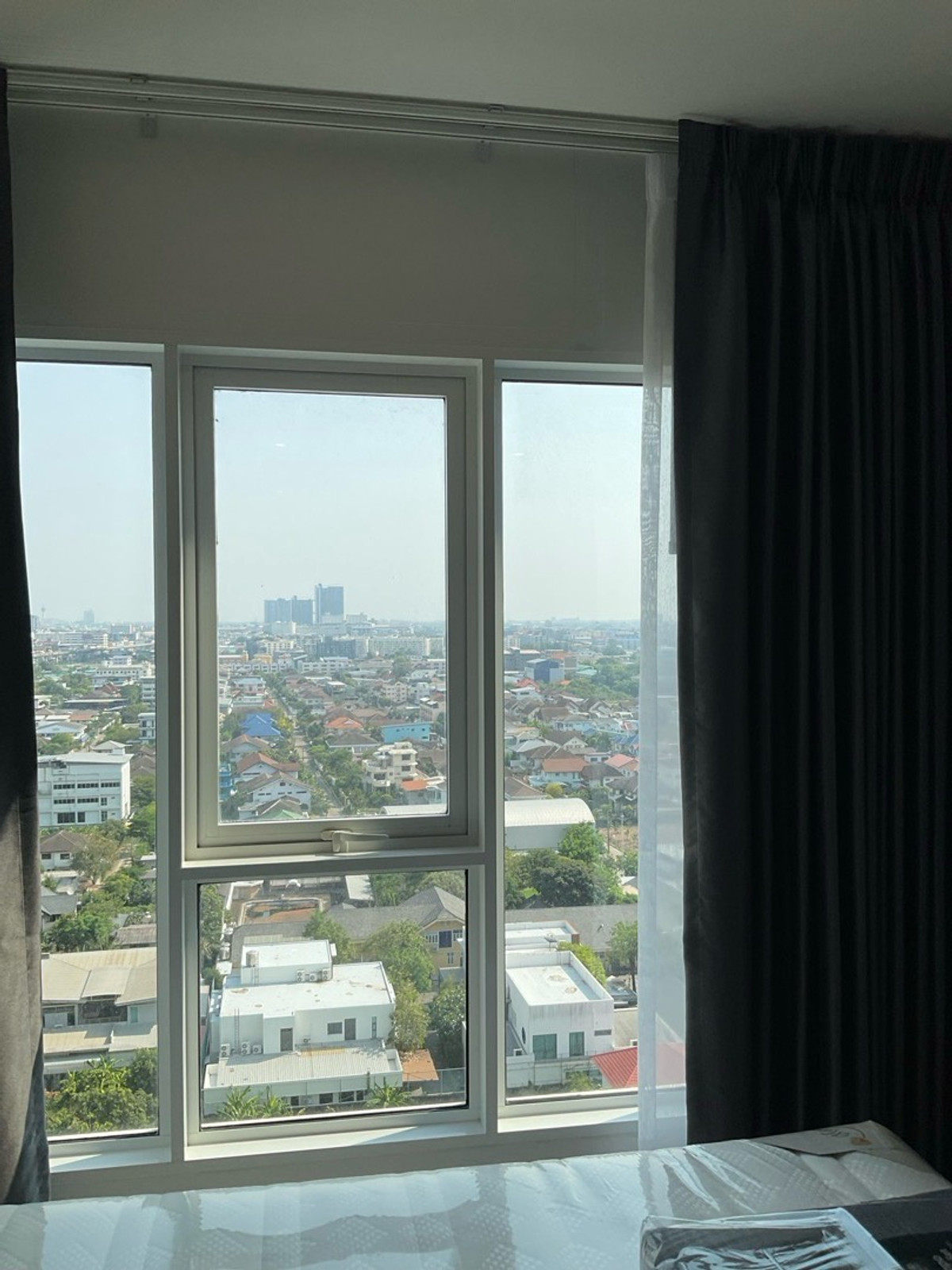 For RentCondoBangna, Bearing, Lasalle : For rent Building C, 17th floor, 1 year contract, rent 10,000 baht per month, call 0982492898line id 982592898